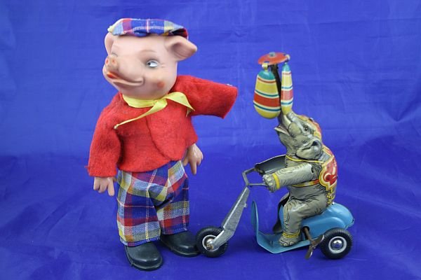 German US-Zone elephant & 1 walking pig: Alter Blechelefant auf einem Dreirad sitzend – Uhrwerk defekt. H 19cm – Kunststoff Schwein mit Filzbekleidung – Ohrwerk OK – H: 22cm