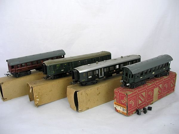 MÄRKLIN – 4 alte Personenwagen H0: Insgesamt 4 alte Märklin Blech-Wagen: 1x 2.Klasse – 1x Post – 1x Mitropa -1x SBB , Boxen vermutlich nicht passend, aber alt