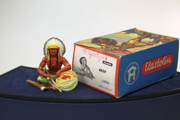 ELASTOLIN – No. 6839 . sitzender Häuptling im OK: Seltene 7cm sitzende Indianerfigur mit Originalkarton