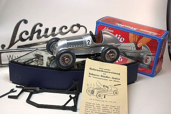 SCHUCO - Studio Mercedes Grand Prix 1936 im OK: Old Grand-Prix racer with Box and all shown equipment