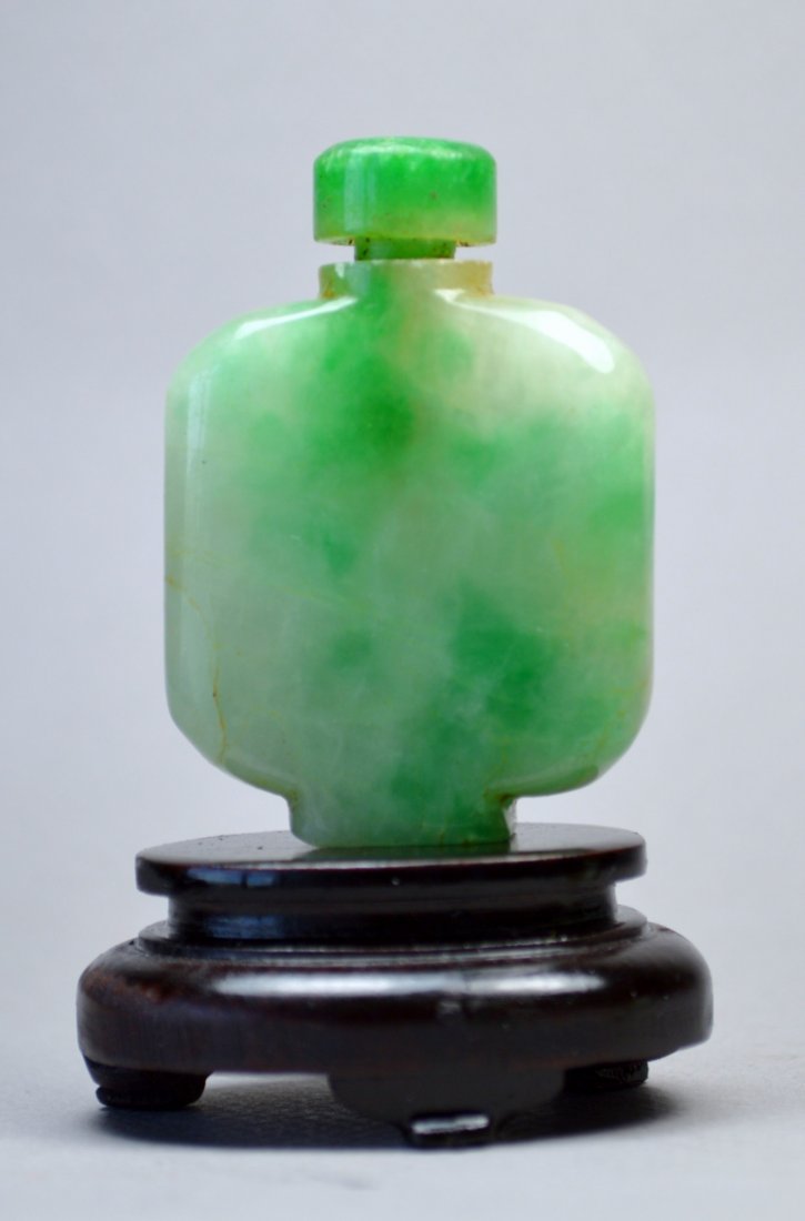 A VINTAGE CHINESE MUTTON FAT GREEN JADE CARVED SNUFF BO: A very attractive Chinese carved mottled green jade snuff bottle with cap. 55 mm in height. Excellent colndition. Provenance: Private collection, Florida.