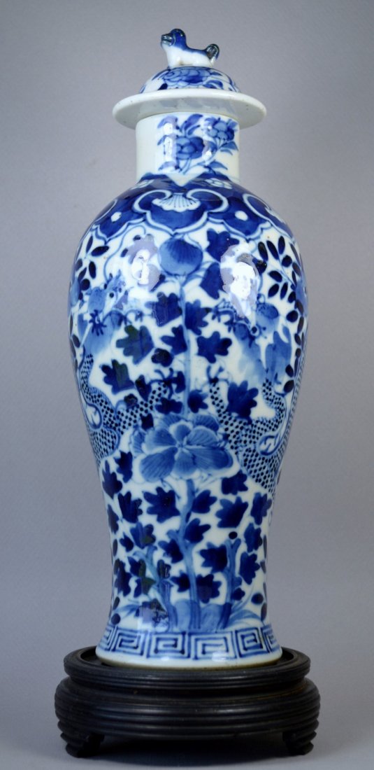 CHINESE KANGXI LIDDED BALUSTER PORCELAIN VASE 18TH C
