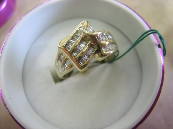 Ladies Gold & Diamond Ring: Ladies ring w/ 38 baguette genuine diamonds, 1/2 ct total weight, solid gold