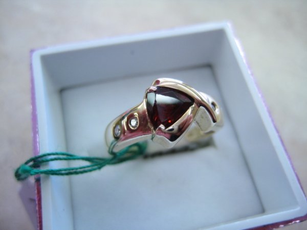 Ladies Garnet Ring: Ladies Garnet Ring w/ 3 Genuine Diamonds, Solid Gold