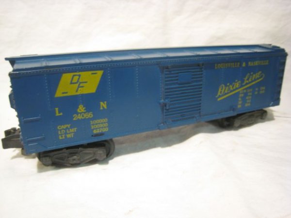 L&N Boxcar, box # 24066: chipped catwalk, otherwise nice car