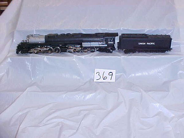 Painted Brass 4-8-8-4 Loco and Tender: Painted Brass 4-8-8-4 Loco and Tender, Good Condition