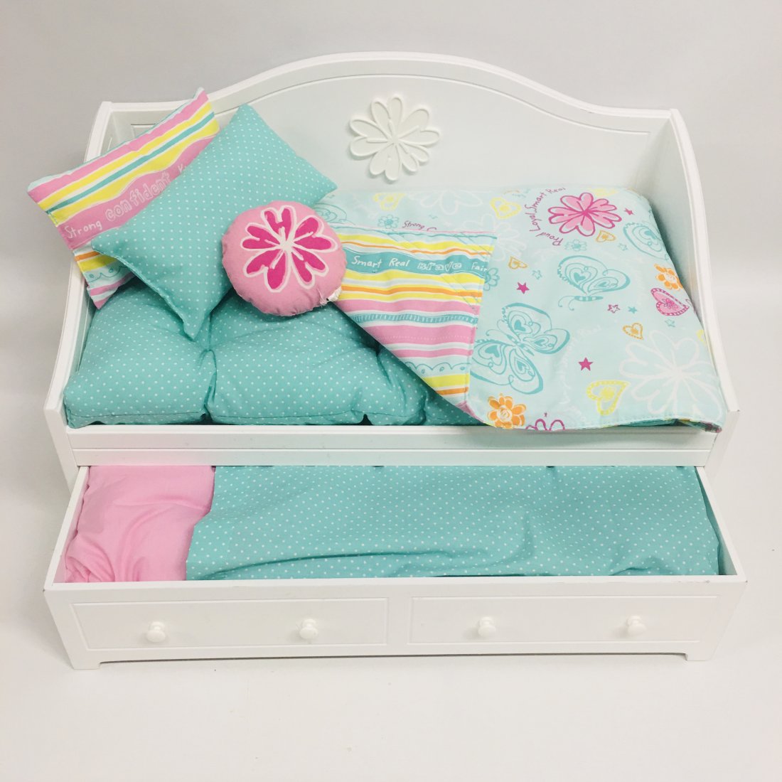 American Girl Doll Dreamy Daybed and Bedding: American Girl Doll Dreamy Daybed and Bedding
