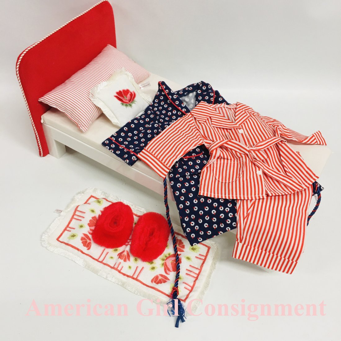 Bed, Pajamas and Bedding for American Girl Doll Molly: Bed, Pajamas with bathrobe and Bedding for American Girl Doll Molly