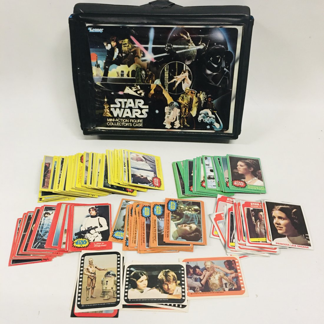 1977 Vinyl Case with almost 200 Vintage 1977 STAR WARS Cards (1 of 11)