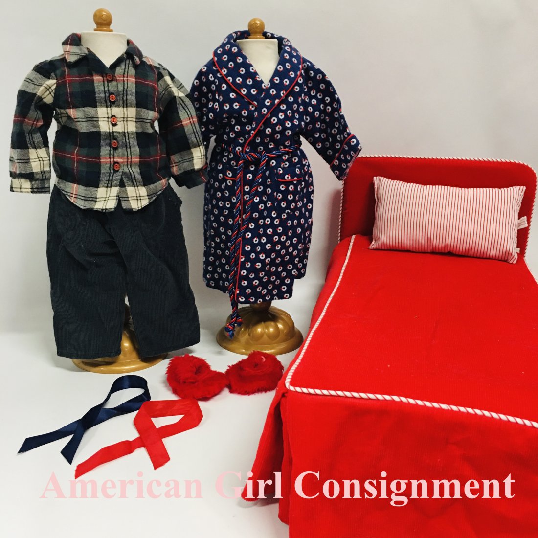 American Girl Doll Molly After School Outfit, Bed and Bedding: American Girl Doll Molly After School Outfit, Bed and Bedding ------------------ please review all pictures carefully because they are part of the description and show condition issues if any