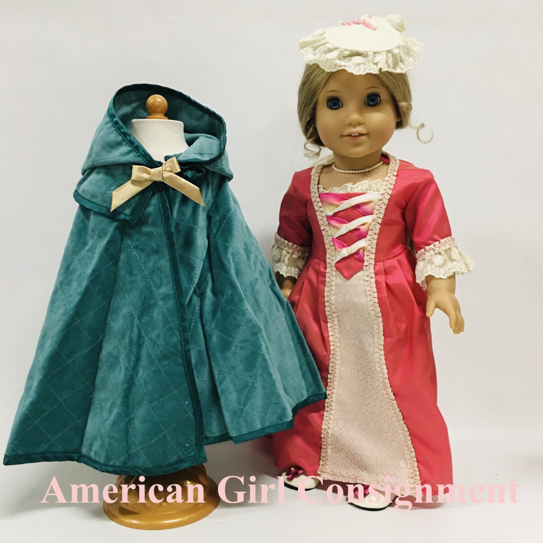 American Girl Doll Elizabeth and her Green Velveteen Quilted Cloak: American Girl Doll Elizabeth and her Green Velveteen Quilted Cloak ------------------ please review all pictures carefully because they are part of the description and show condition issues if any ---
