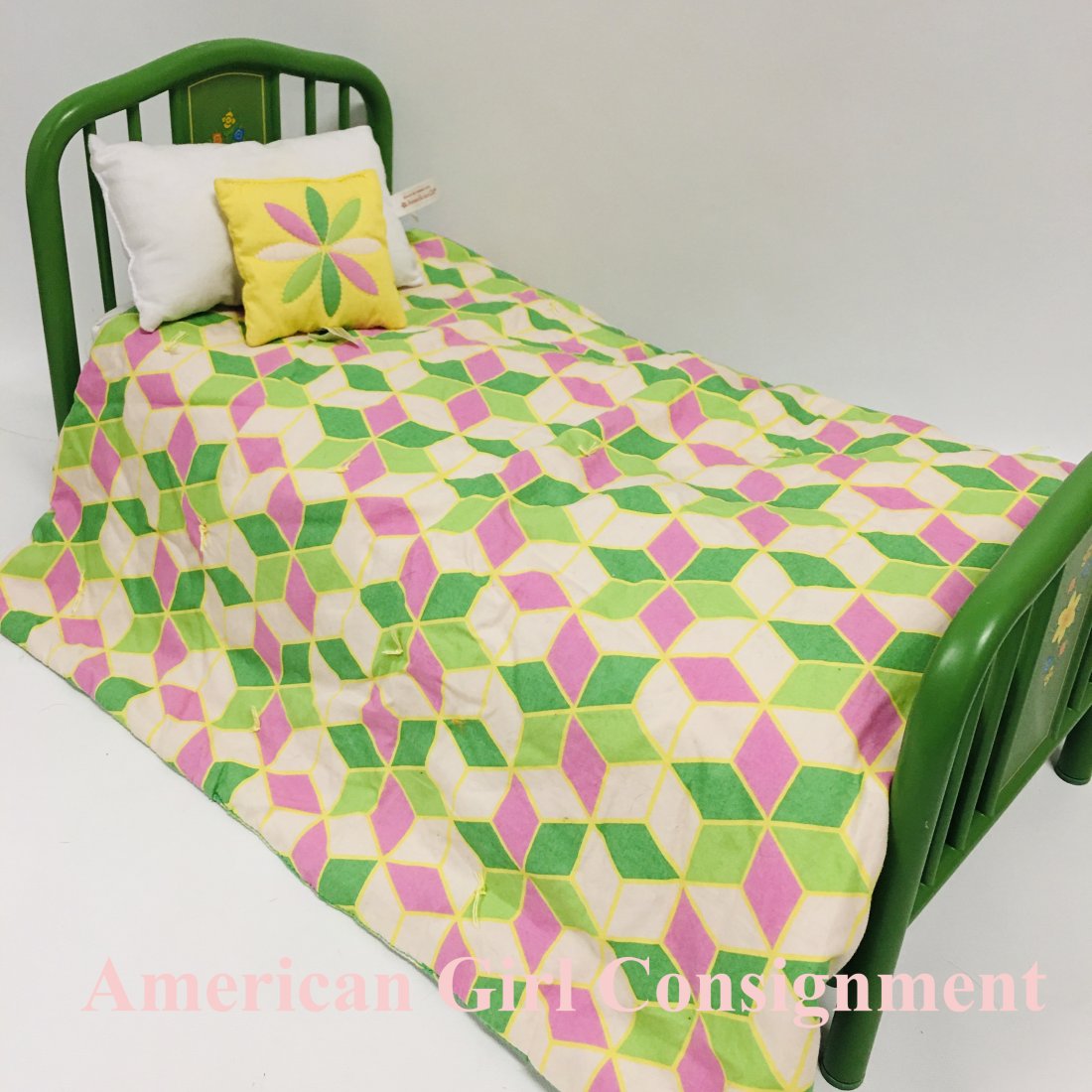 American Girl Doll Kit Day Bed with Bedding: American Girl Doll Kit Day Bed with Bedding ------------------ please review all pictures carefully because they are part of the description and show condition issues if any ------------------ Conside