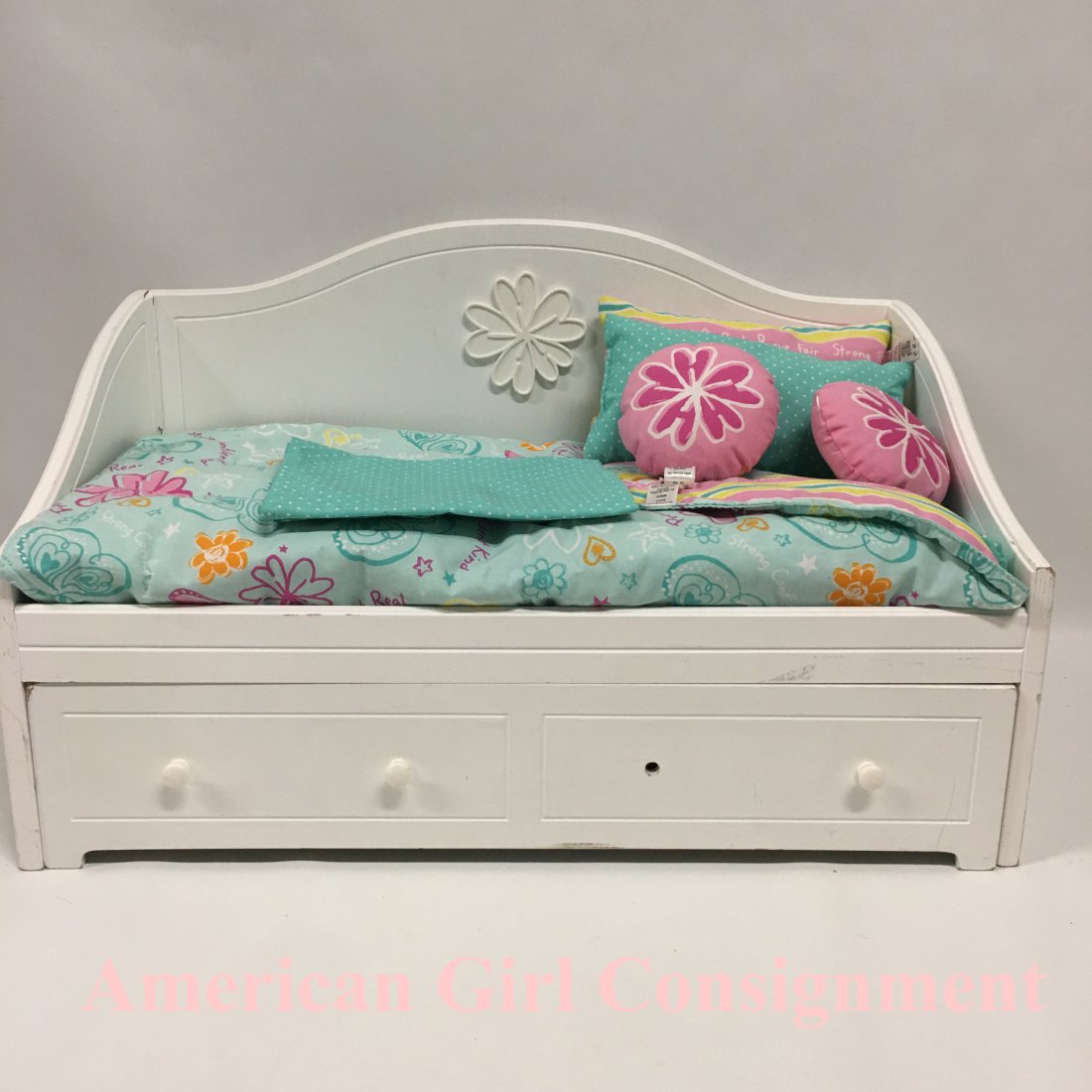 American Girl Doll Dreamy Daybed: American Girl Doll Dreamy Daybed ------------------ please review all pictures carefully because they are part of the description and show condition issues if any ------------------ Consider the shipp