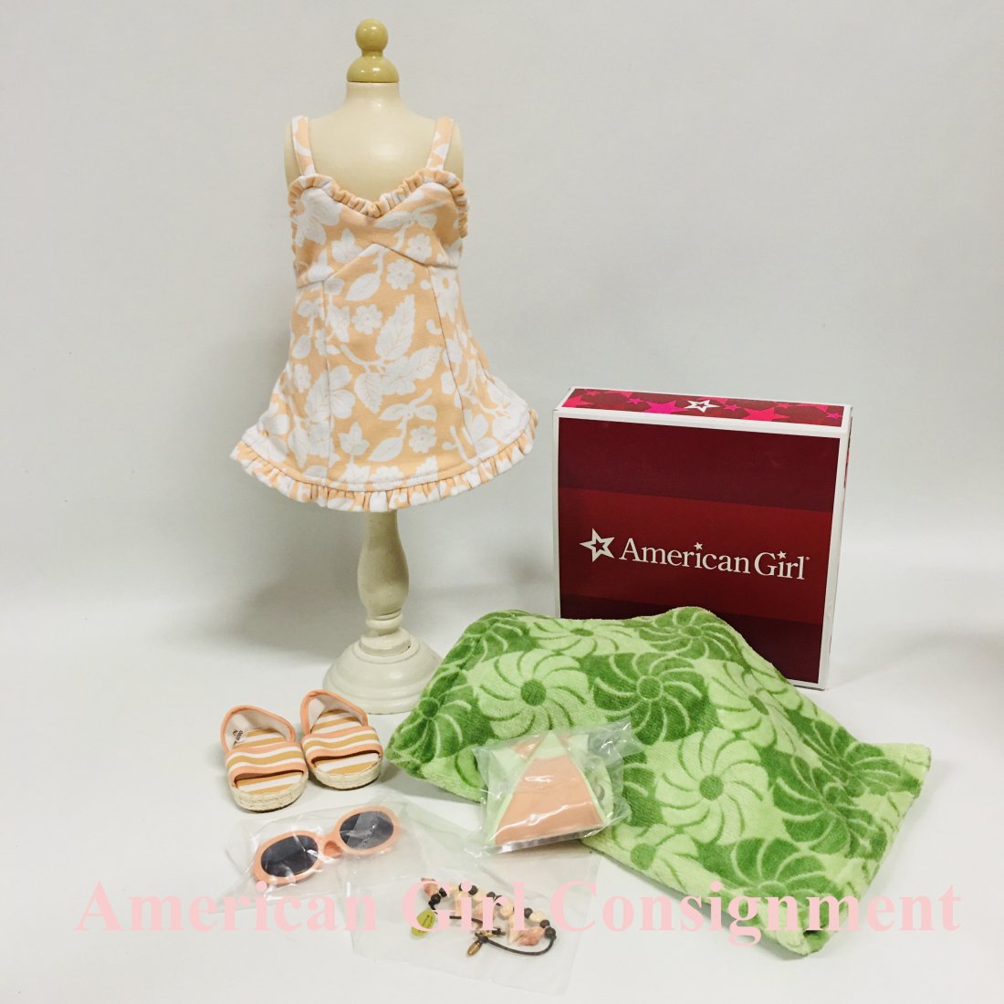 American Girl Doll Molly 1944 Swimsuit with Box: American Girl Doll Molly 1944 Swimsuit with Box please review all pictures carefully because they are part of the description and show condition issues if any ------------------ please consider the sh