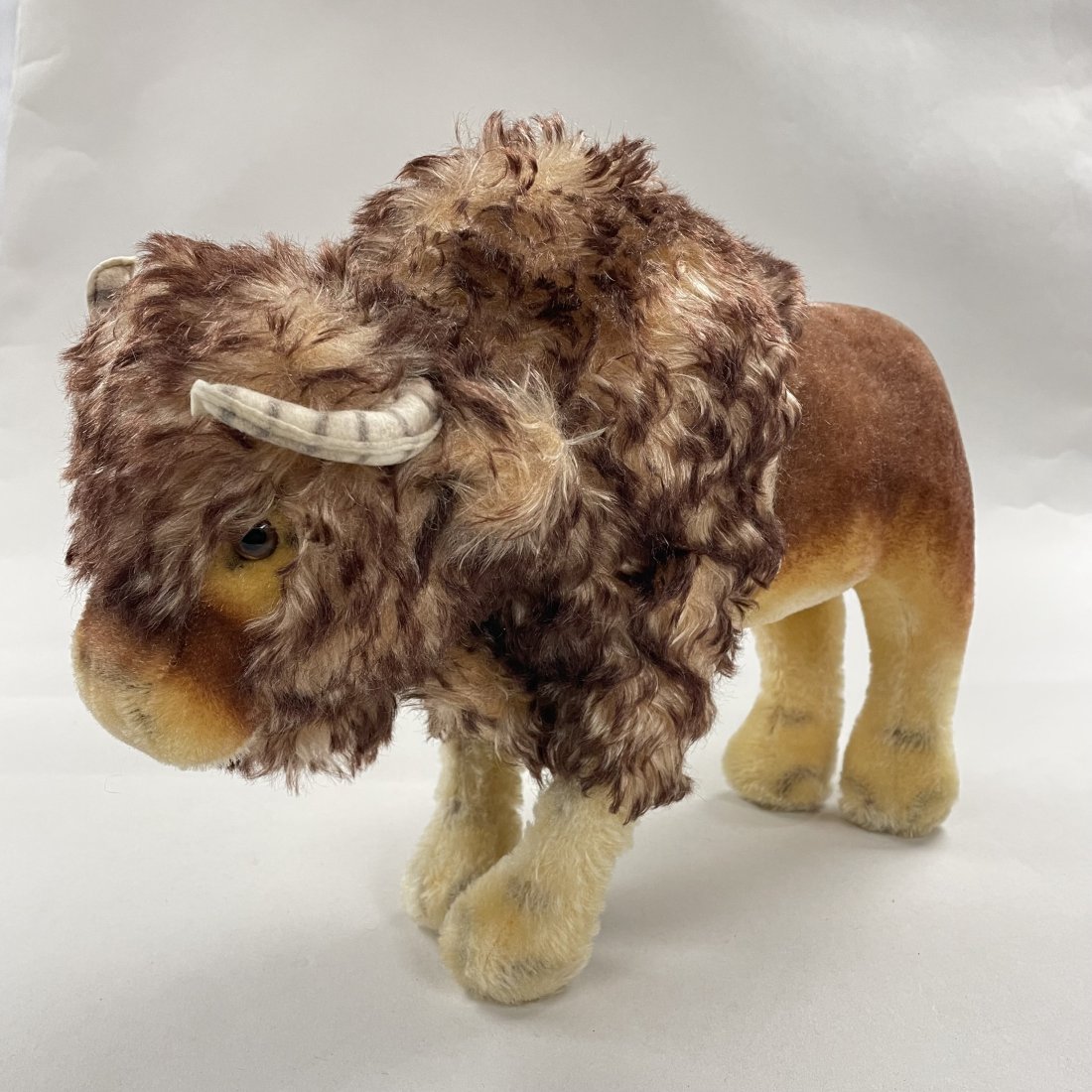 Vintage Steiff Mohair Bison Buffalo: Vintage Steiff Mohair Bison Buffalo plush, no button ------------------ please review all pictures carefully because they are part of the description and show condition issues if any -----------------