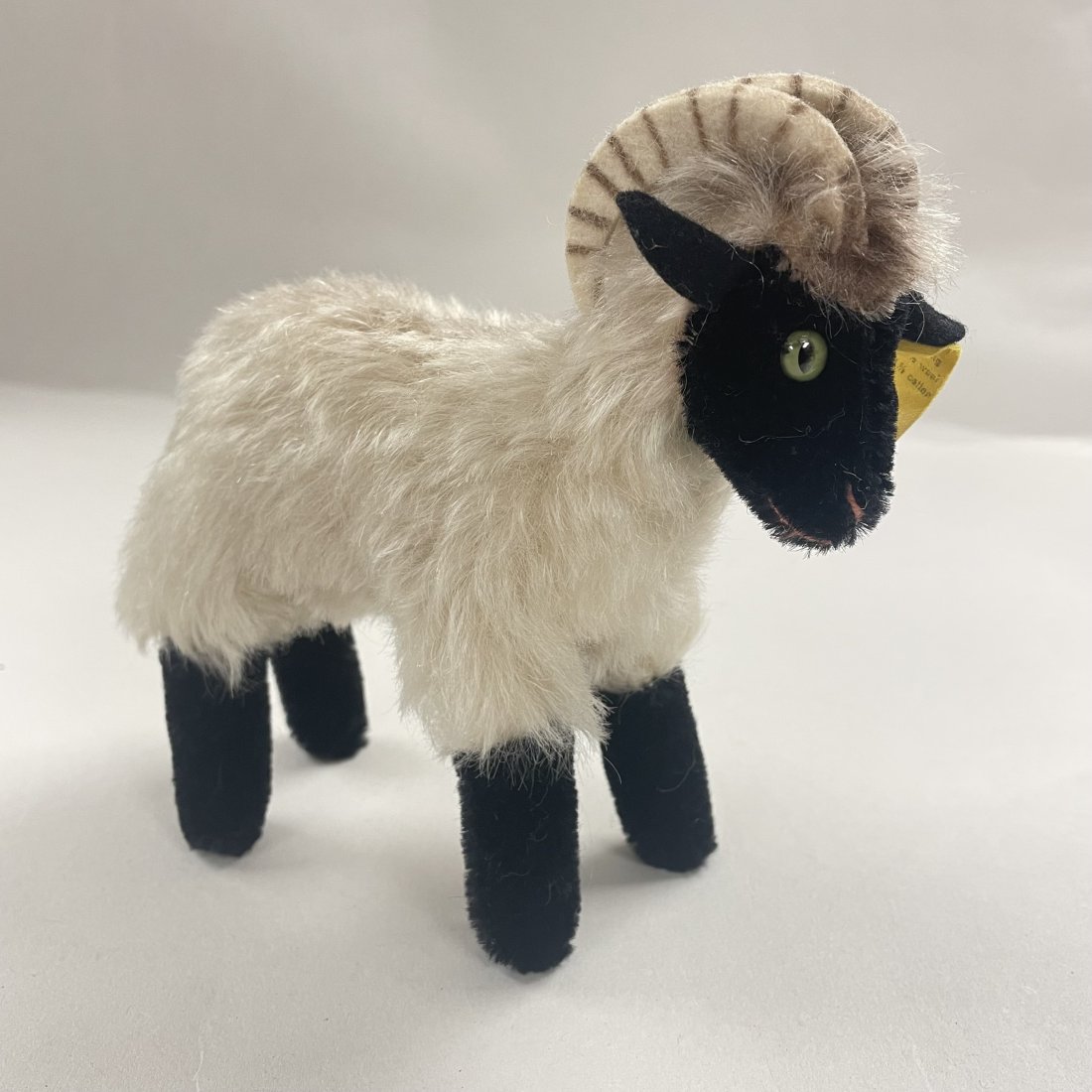 Vintage Steiff Ram: Vintage Steiff Ram ------------------ please review all pictures carefully because they are part of the description and show condition issues if any ------------------ please consider the shipping fee