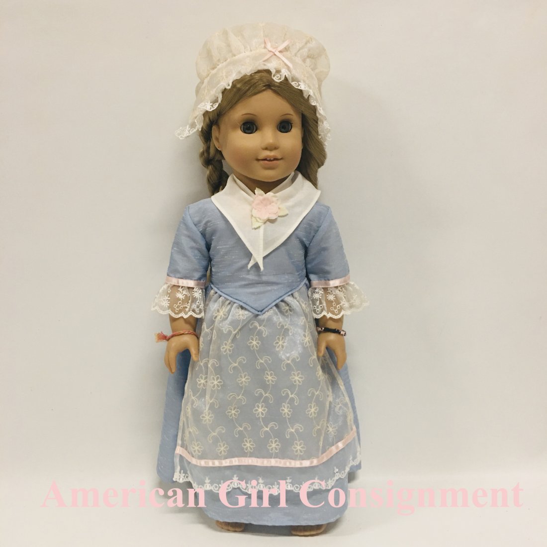 American Girl Doll Elizabeth in Tea Lesson Gown and Lace Cap: American Girl Doll Elizabeth in Tea Lesson Gown and Lace Mob Cap, the whites on the apron and cap are yellowing ------------------ please review all pictures carefully because they are part of the des