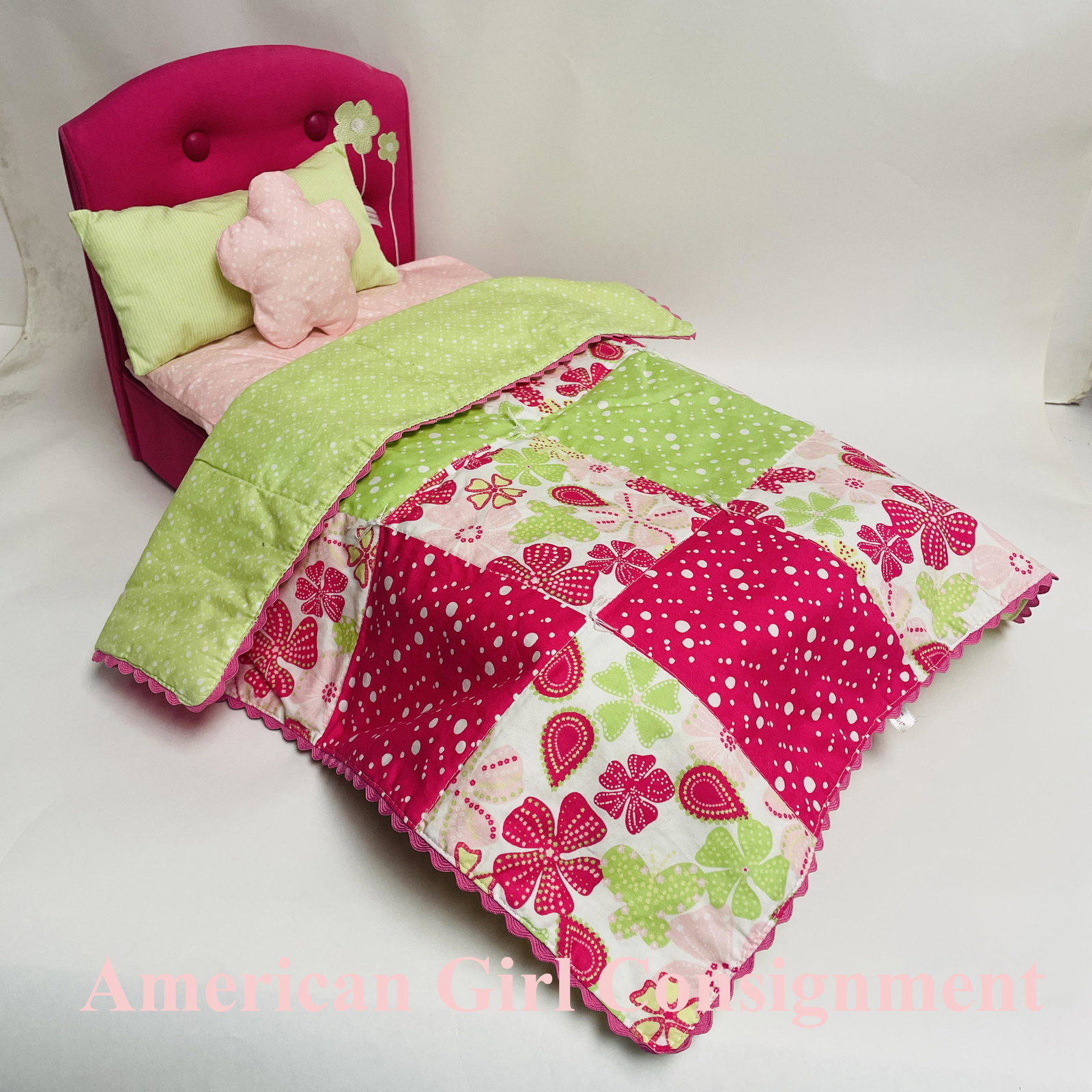 American Girl Doll Bloom Bed and Bedding: American Girl Doll Bloom Bed and Bedding ------------------ please review all pictures carefully because they are part of the description and show condition issues if any ------------------ please con