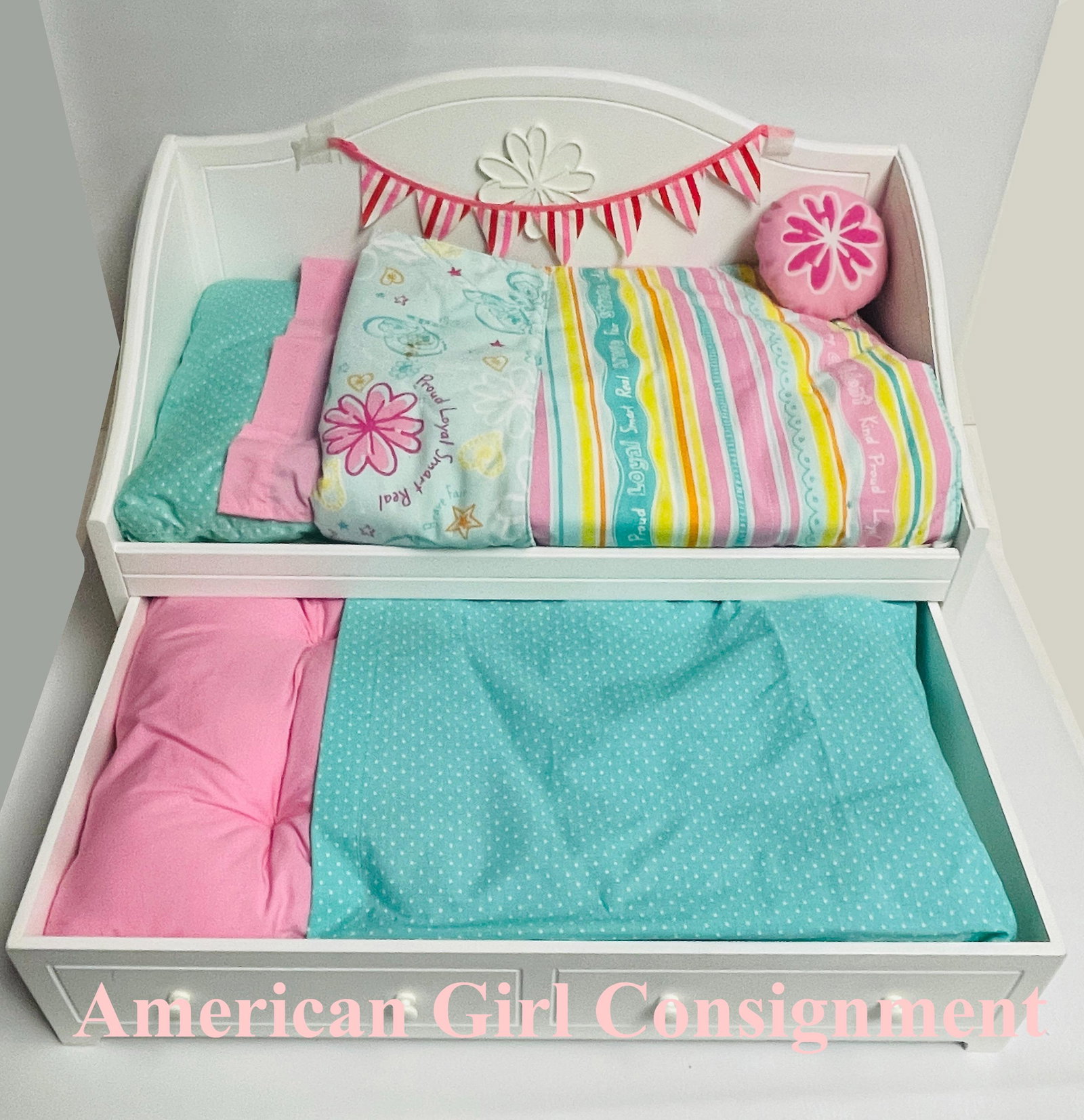 American Girl Doll Dreamy DayBed with Bedding: Dreamy Day Bed with Bedding ------------------ please review all pictures carefully because they are part of the description and show condition issues if any ------------------ please consider the shi