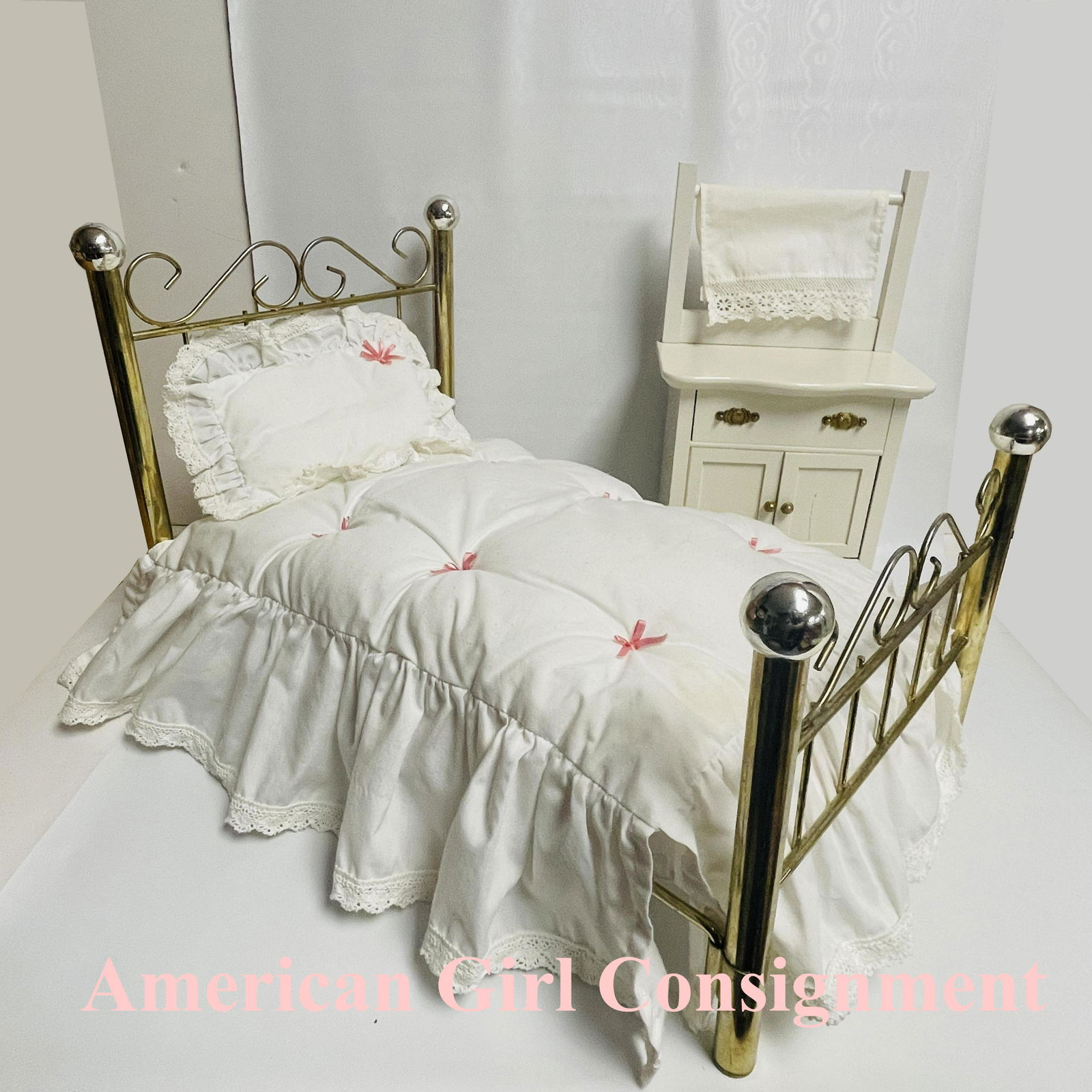 American Girl Doll Samantha Brass Bed and Commode: Samantha Brass Bed and Commode ------------------ please review all pictures carefully because they are part of the description and show condition issues if any ------------------ please consider the