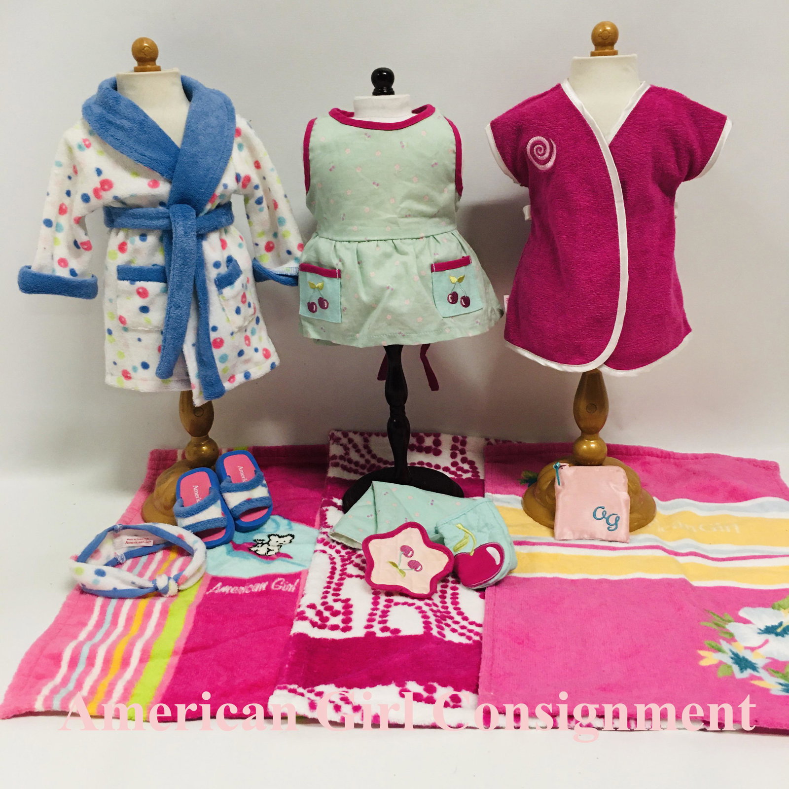 American Girl Doll Robes and Towels Collection: American Girl Doll Robes and Towels Collection ------------------ please review all pictures carefully because they are part of the description and show condition issues if any ------------------ plea