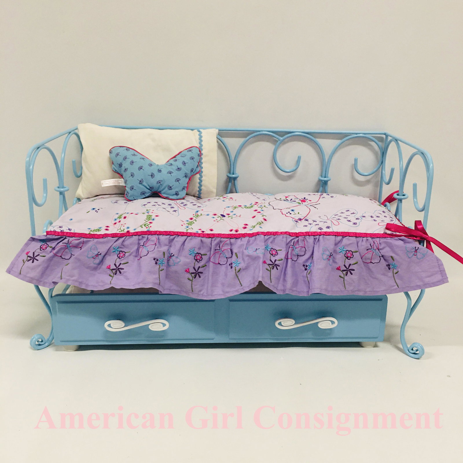 American Girl Doll Blue Curlique Daybed with Bedding: American Girl Doll Blue Curlique Daybed with Bedding ------------------ please review all pictures carefully because they are part of the description and show condition issues if any -----------------