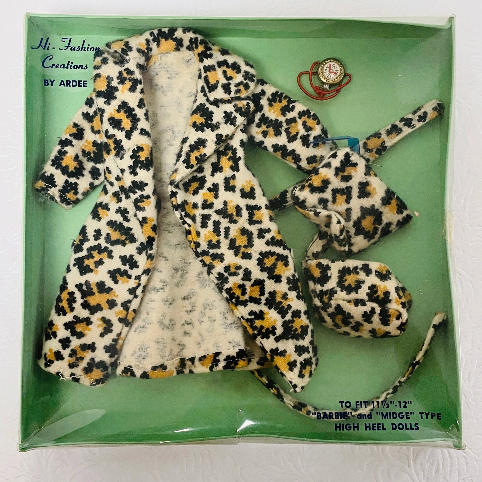 Vintage Barbie and Midge Fashion - animal print: Vintage Barbie and Midge Fashion - animal print ------------------ please review all pictures carefully because they are part of the description and show condition issues if any ------------------ ple