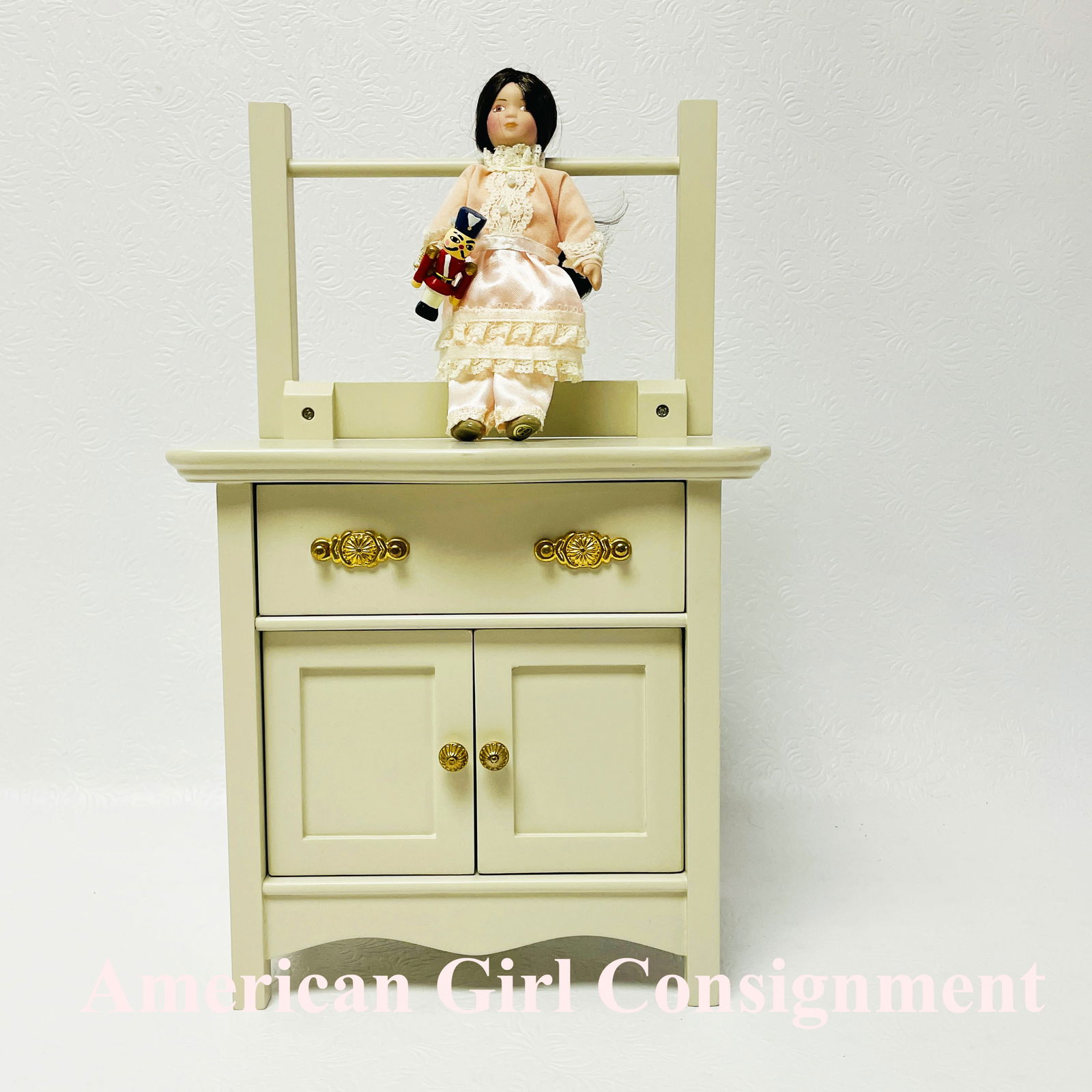 American Girl Doll Samantha Commode and Christmas Doll: American Girl Doll Samantha Commode and Christmas Doll ------------------ please review all pictures carefully because they are part of the description and show condition issues if any ---------------