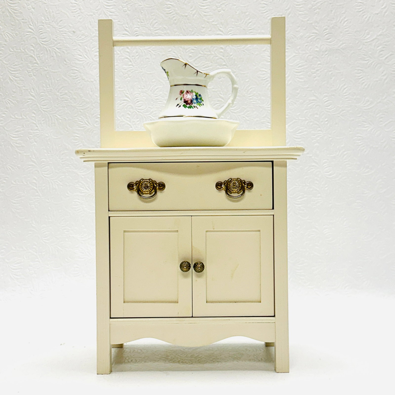 American Girl Doll Samantha Commode, Pitcher and Bowl: American Girl Doll Samantha Commode, Pitcher and Bowl ------------------ please review all pictures carefully because they are part of the description and show condition issues if any ----------------