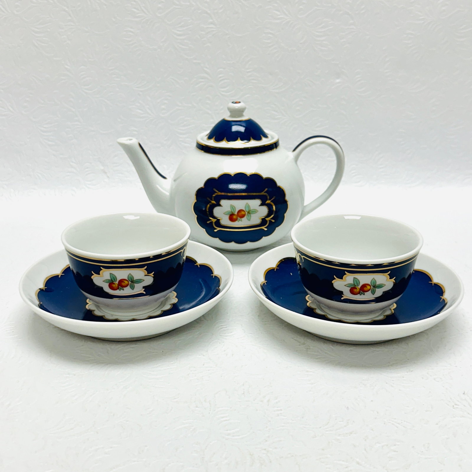 American Girl Doll Felicity Tea Set - Girl Size: American Girl Doll Felicity Tea Set - Girl Size ------------------ please review all pictures carefully because they are part of the description and show condition issues if any ------------------ ple