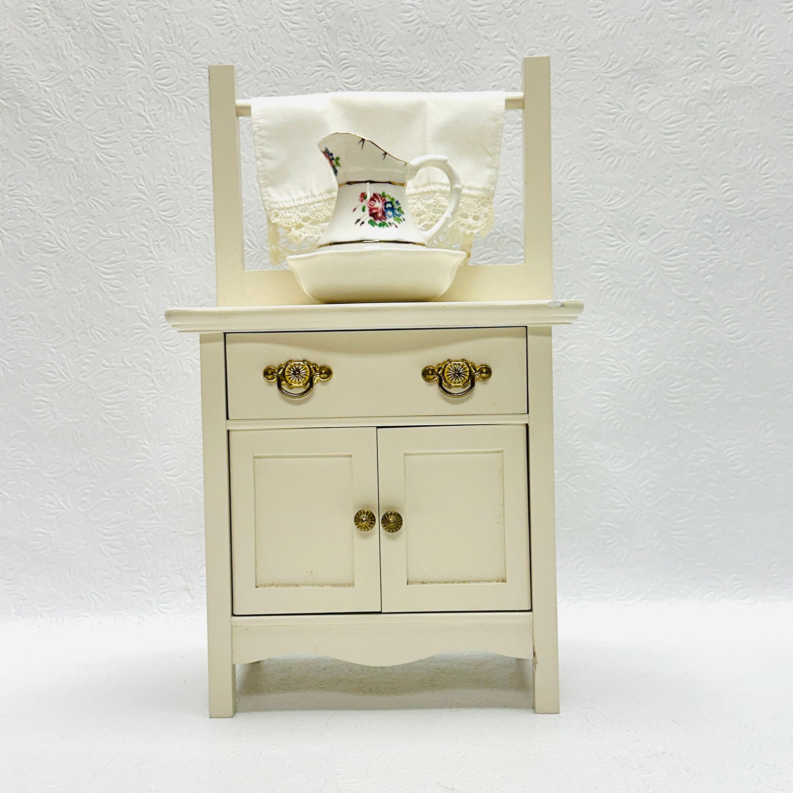 American Girl Doll Samantha Commode, Pitcher and Bowl: American Girl Doll Samantha Commode, Pitcher and Bowl ------------------ please review all pictures carefully because they are part of the description and show condition issues if any ----------------