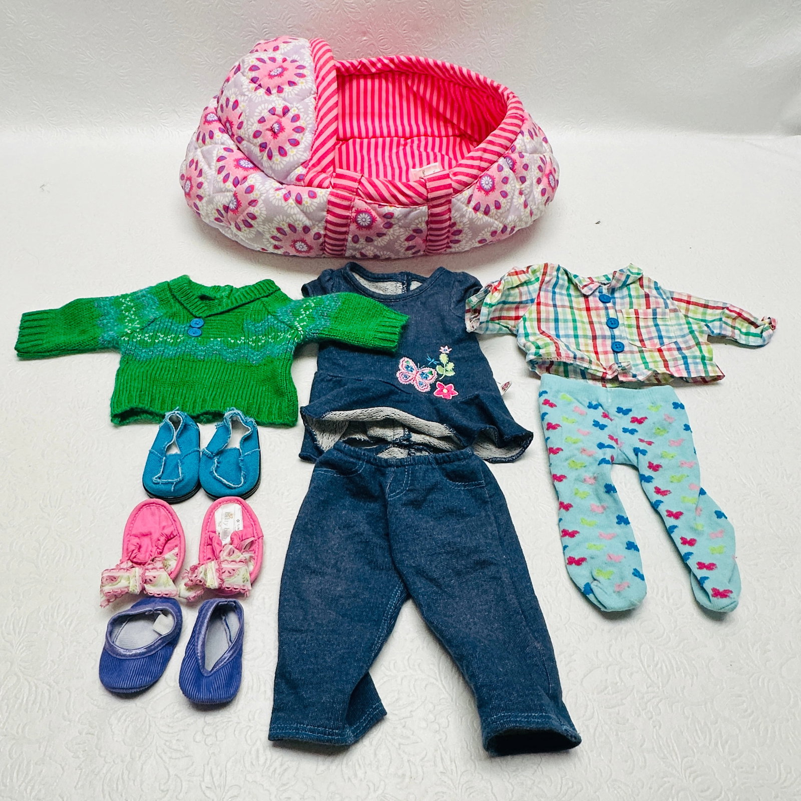 American Girl Bitty Baby Twin Clothes and Carrier: American Girl Bitty Baby Twin Clothes and Carrier ------------------ please review all pictures carefully because they are part of the description and show condition issues if any ------------------ p