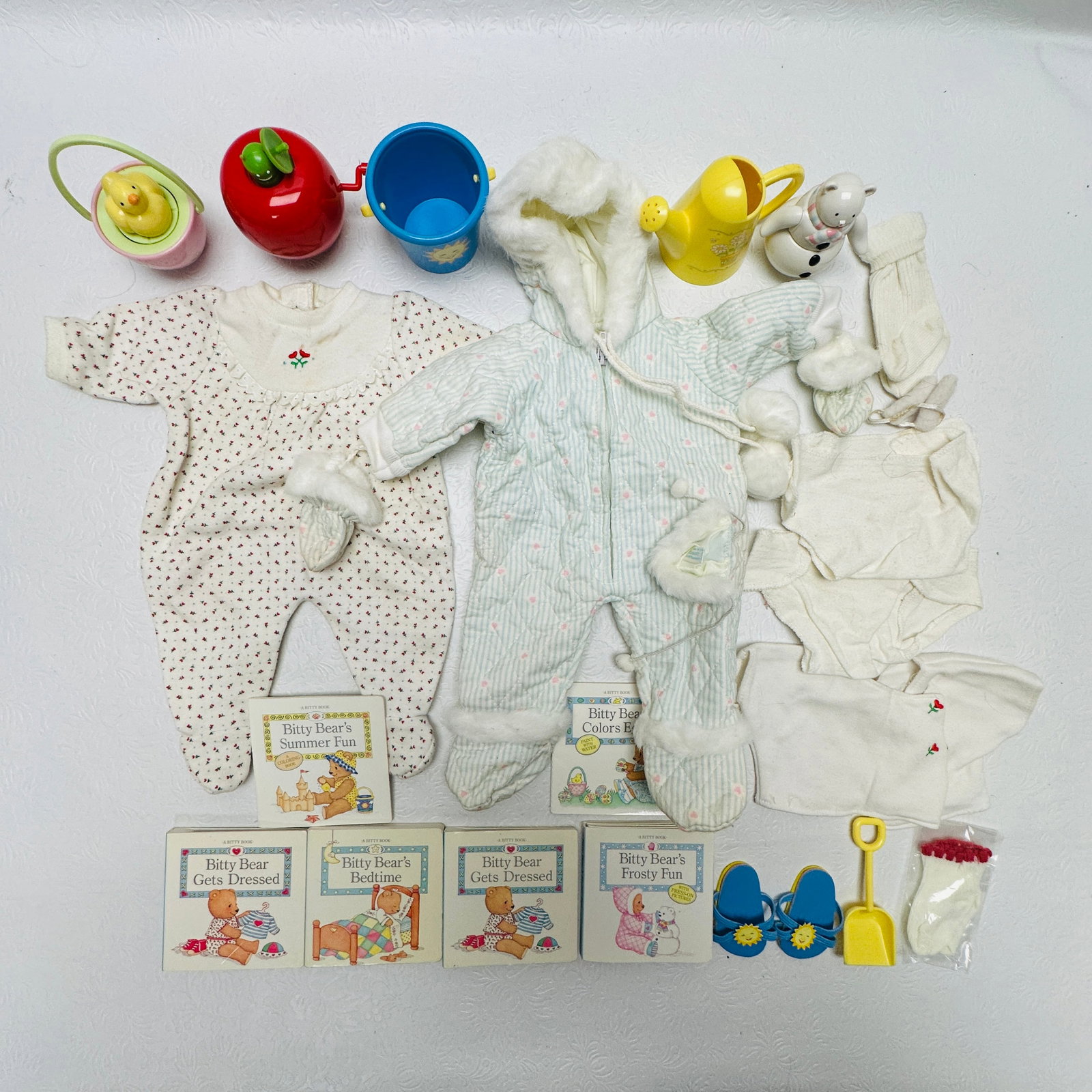 American Girl Bitty Baby Sleeper and Snowsuit: American Girl Bitty Baby Sleeper and Snowsuit ------------------ please review all pictures carefully because they are part of the description and show condition issues if any ------------------ pleas