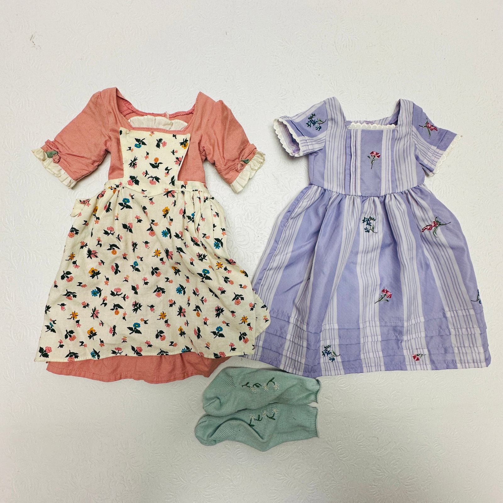 American Girl Doll Felicity Spring Gown Pinner Apron and Meet Dress: American Girl Doll Felicity Spring Gown Pinner Apron and Meet Dress ------------------ please review all pictures carefully because they are part of the description and show condition issues if any --