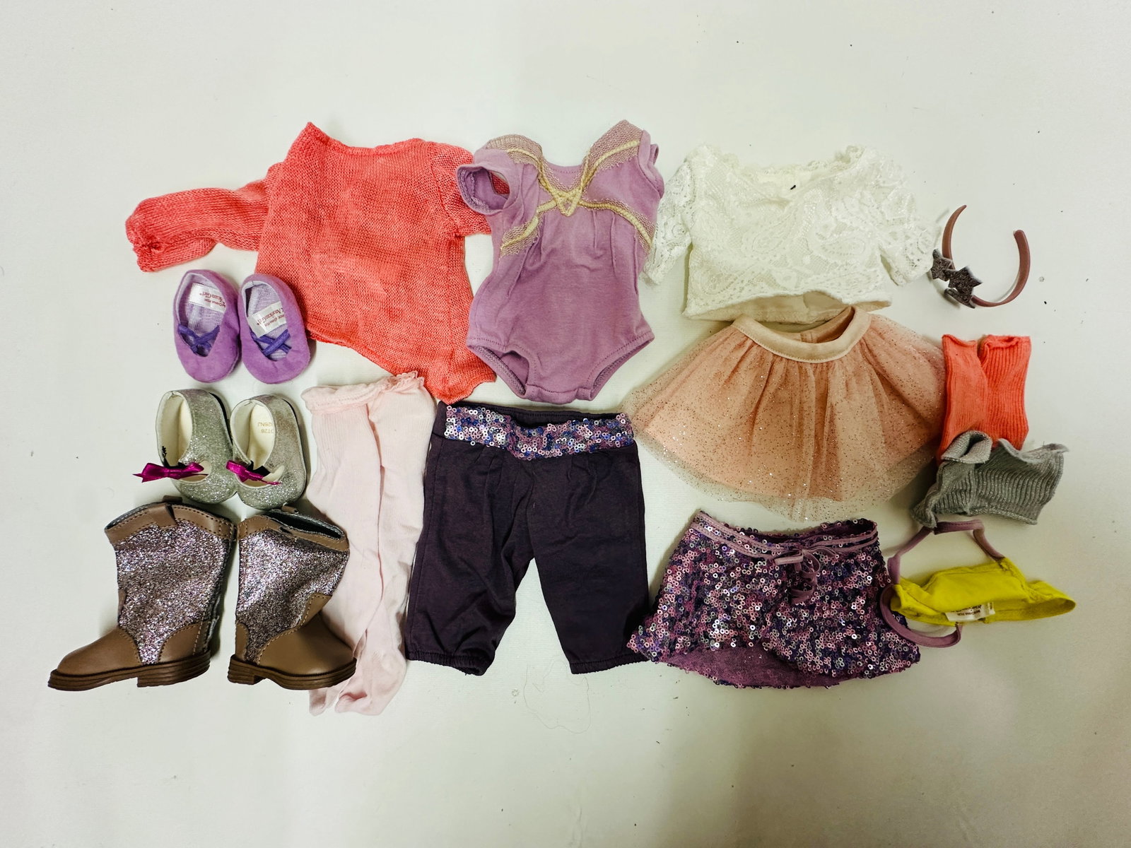 American Girl Doll Isabelle Palmer Clothes grouping: American Girl Doll Isabelle Palmer Clothes grouping ------------------ please review all pictures carefully because they are part of the description and show condition issues if any ------------------