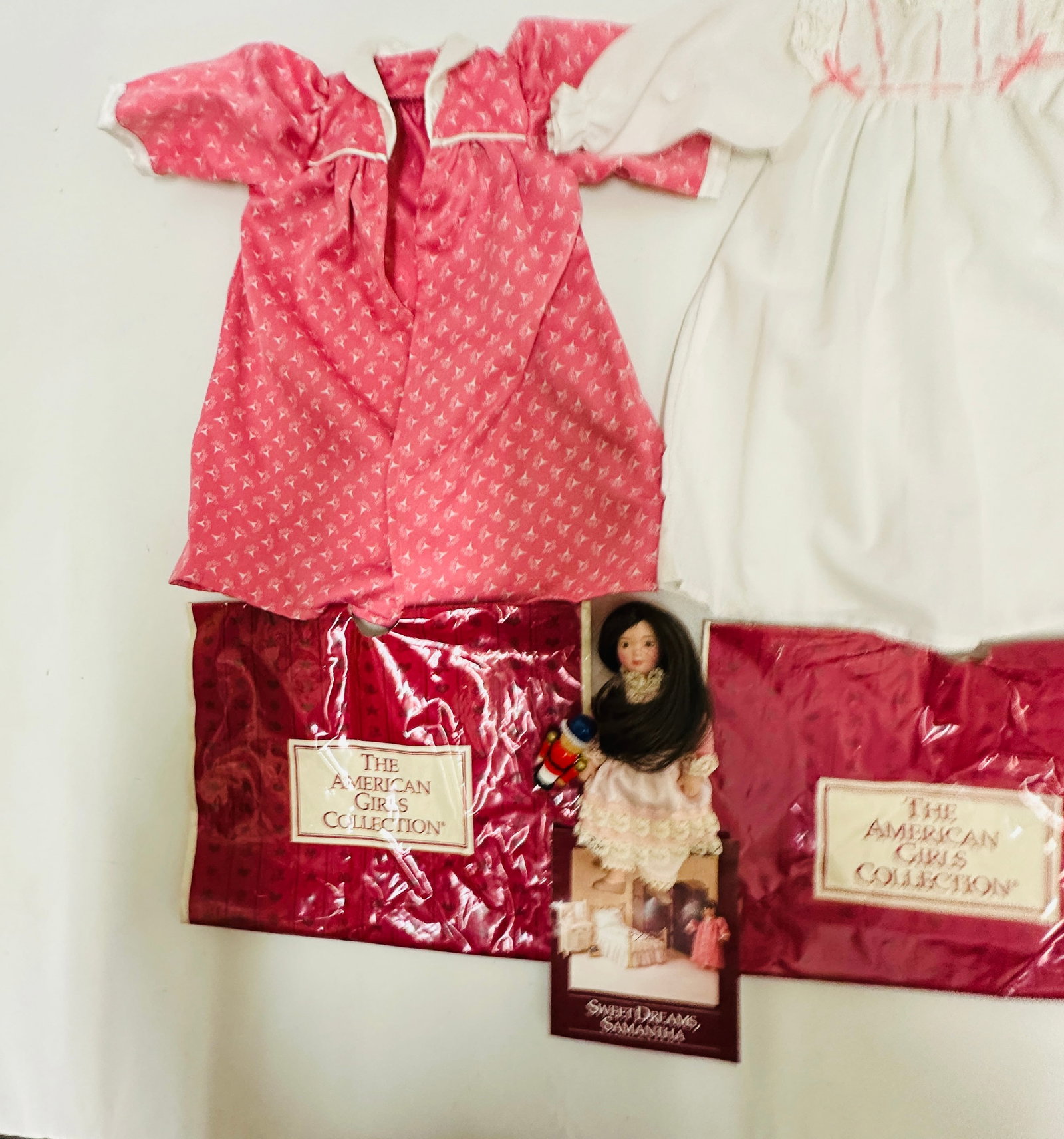 American Girl Doll Samantha Christmas Doll, Nightgown and Kimono Robe: American Girl Doll Samantha Christmas Doll, Nightgown and Kimono Robe ------------------ please review all pictures carefully because they are part of the description and show condition issues if any 