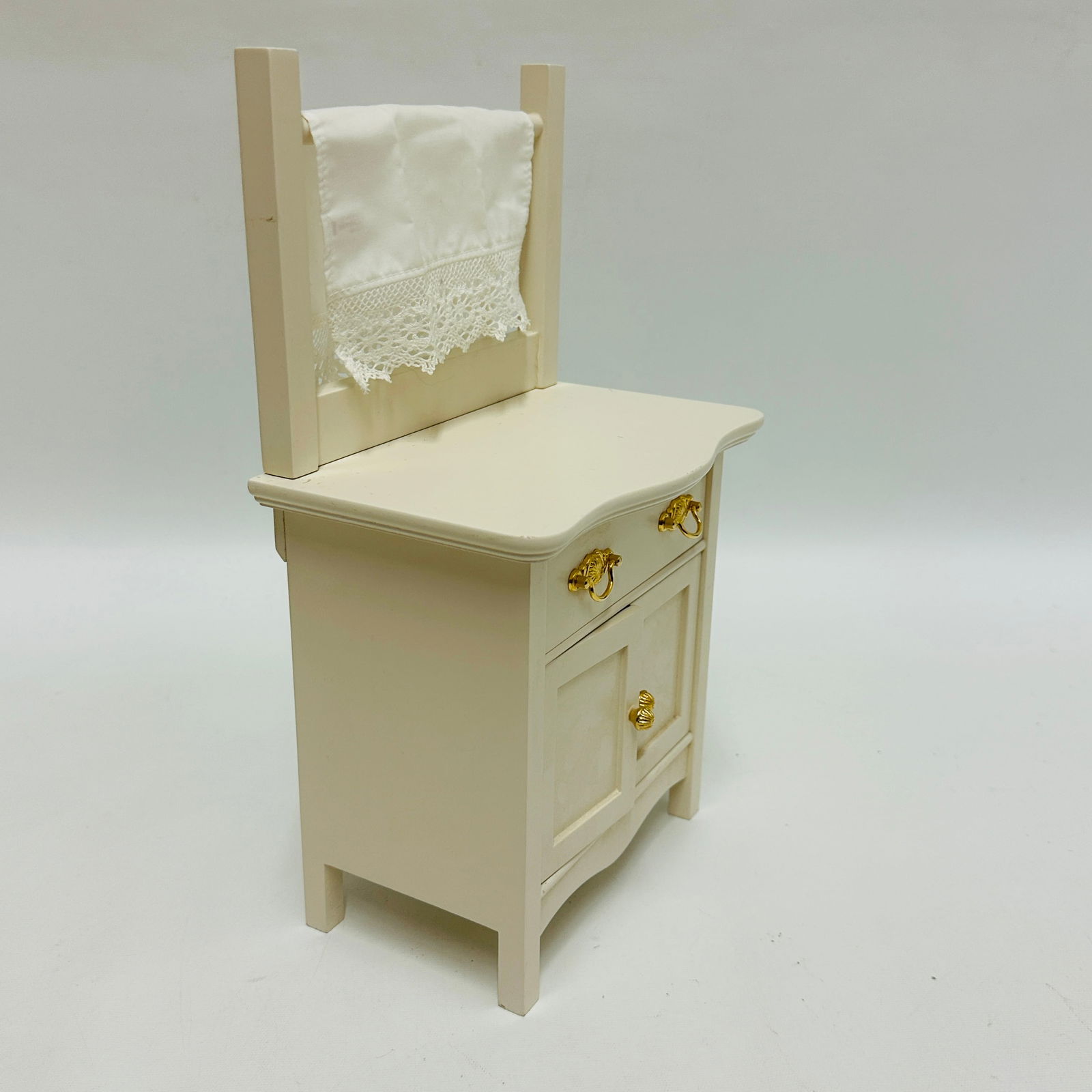 American Girl Doll Samantha Commode: American Girl Doll Samantha Commode ------------------ please review all pictures carefully because they are part of the description and show condition issues if any ------------------ please consider