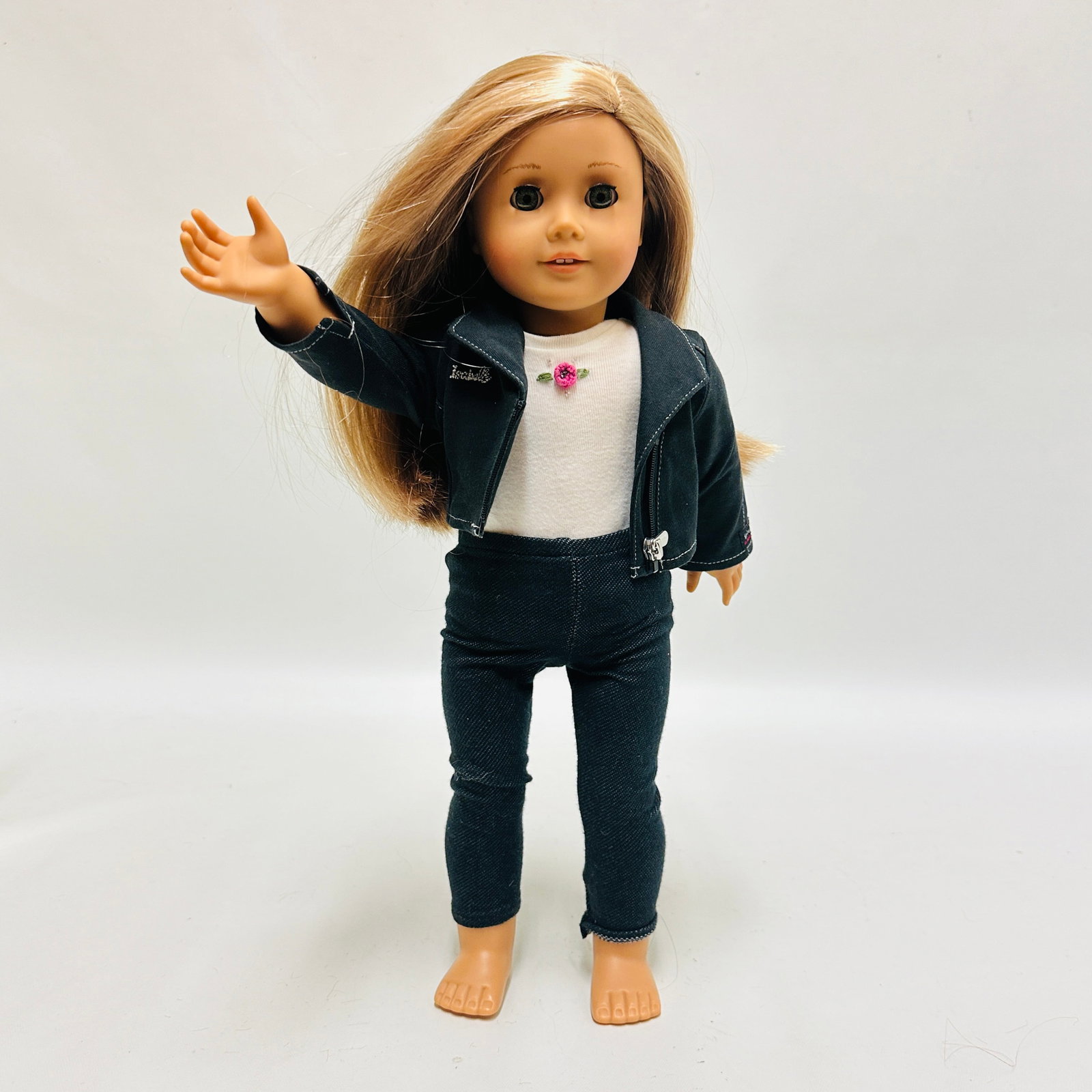 American Girl Doll Isabelle Palmer: American Girl Doll Isabelle Palmer ------------------ please review all pictures carefully because they are part of the description and show condition issues if any ------------------ please consider 
