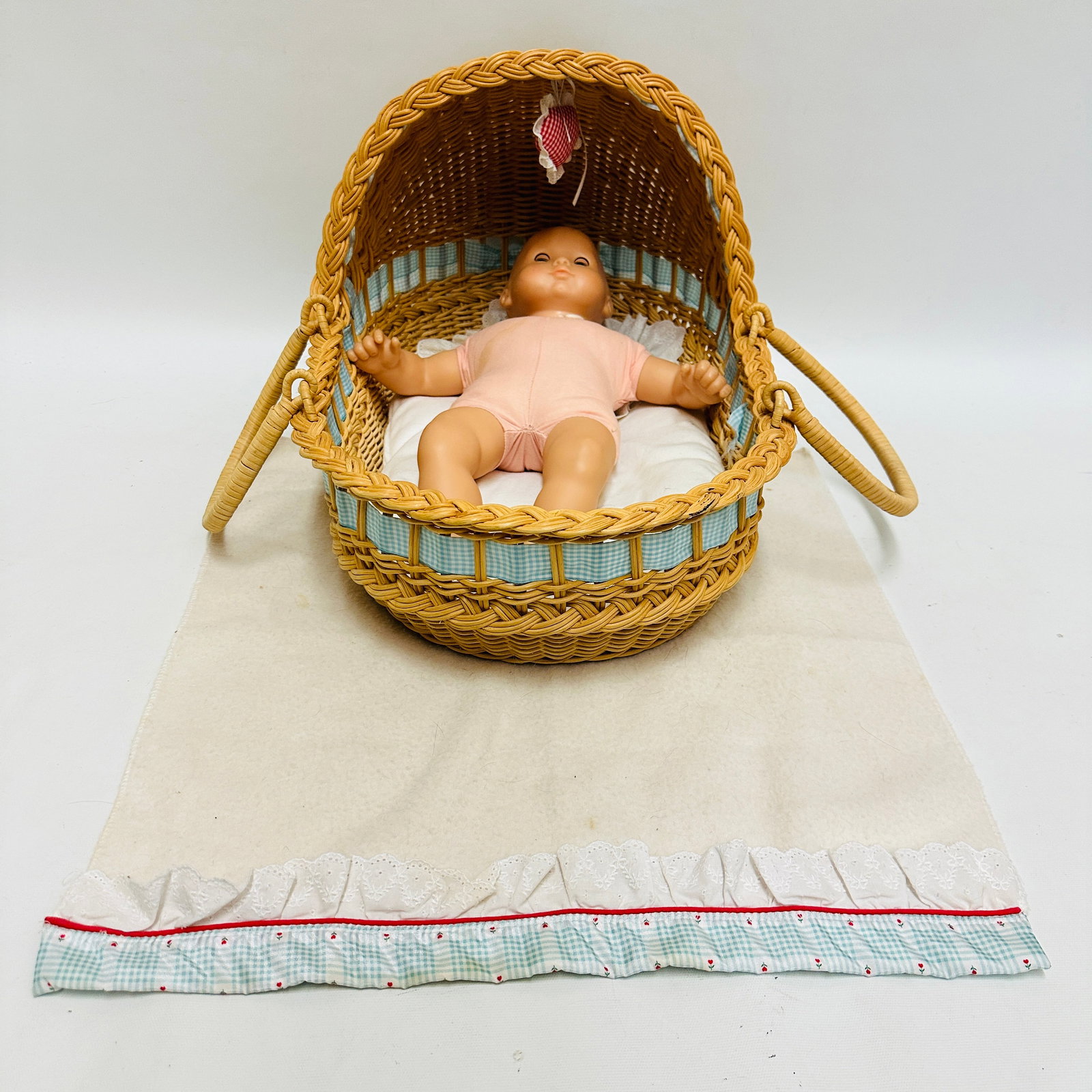American Girl Bitty Baby Doll with Lullaby Basket: American Girl Bitty Baby Doll with Lullaby Basket ------------------ please review all pictures carefully because they are part of the description and show condition issues if any ------------------ p