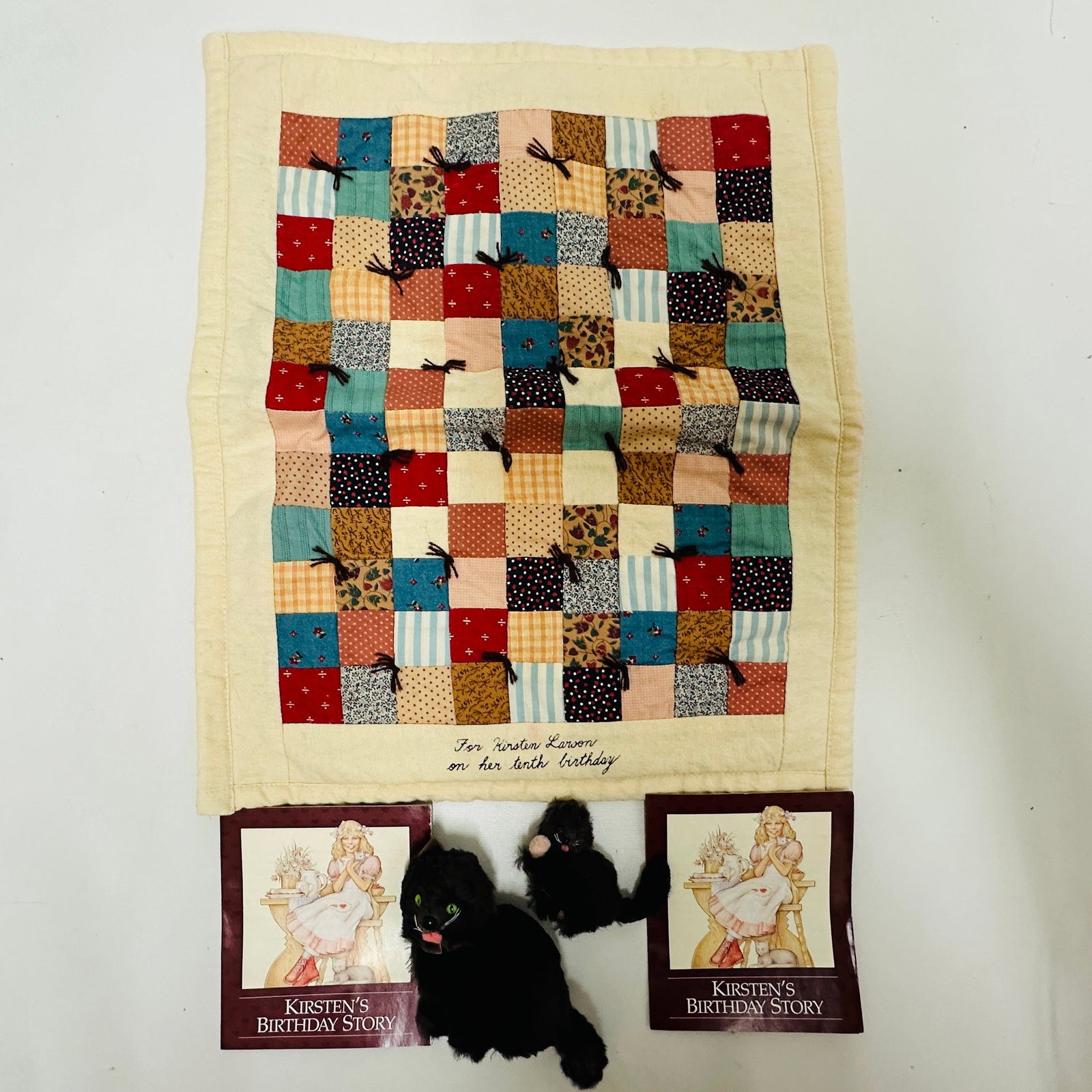 American Girl Doll Kirsten pet Cats and Quilt: American Girl Doll Kirsten pet Cats and Quilt ------------------ please review all pictures carefully because they are part of the description and show condition issues if any ------------------ pleas
