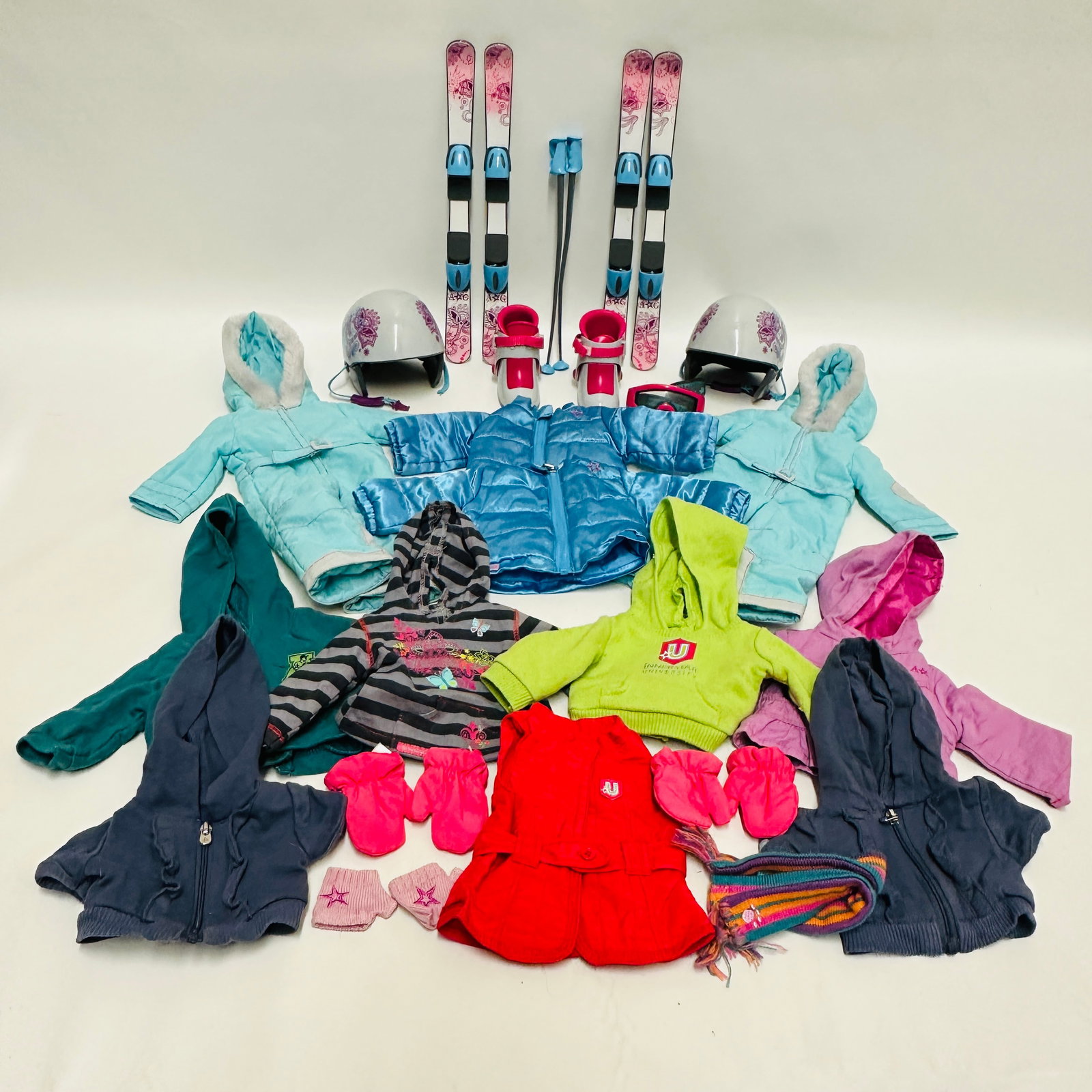 American Girl Doll Truly Me Ski Gear and Clothes Grouping: American Girl Doll Truly Me Ski Gear and Clothes Grouping ------------------ please review all pictures carefully because they are part of the description and show condition issues if any ------------