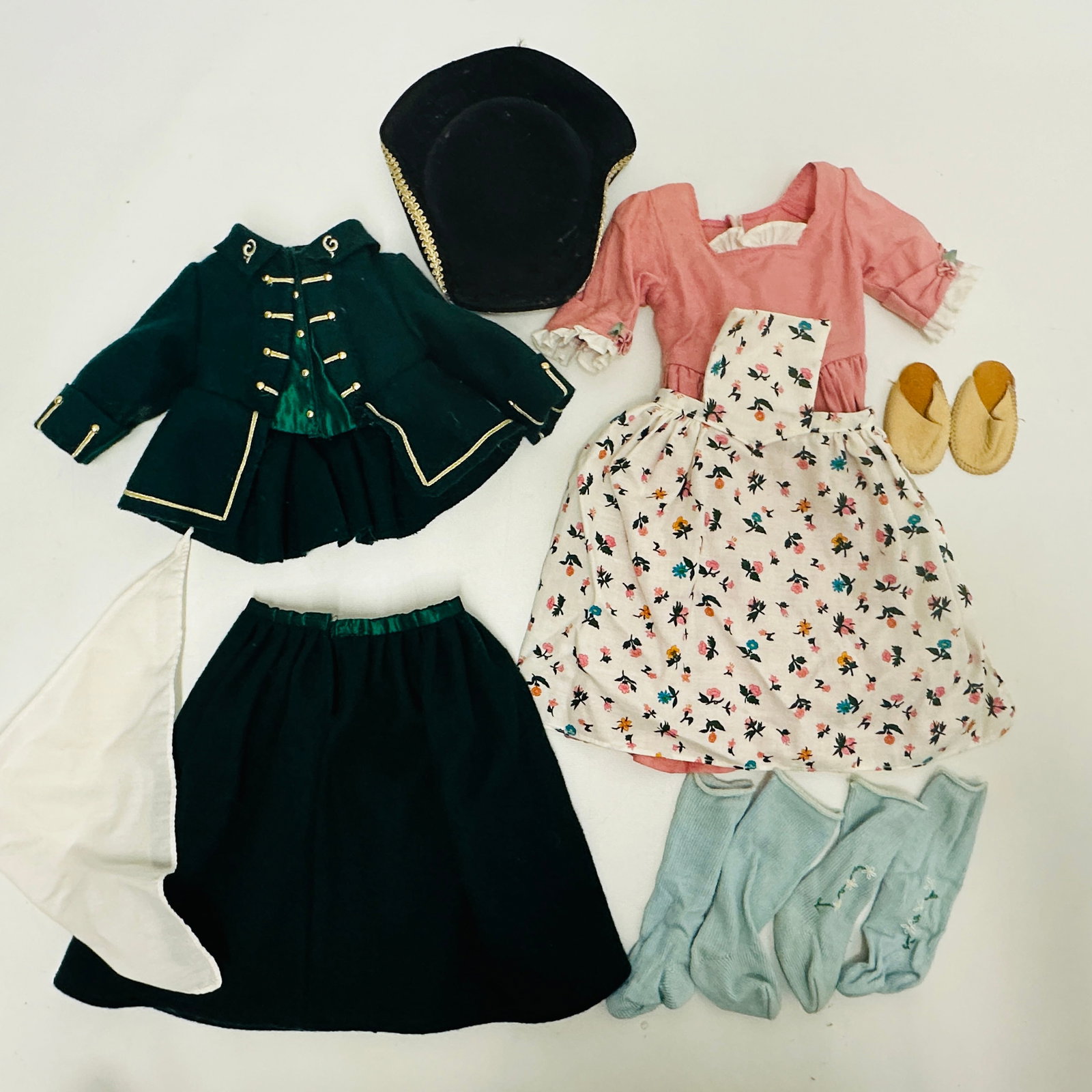 American Girl Doll Felicity Spring Gown Pinner Apron and Riding Habit: American Girl Doll Felicity Spring Gown Pinner Apron and Riding Habit ------------------ please review all pictures carefully because they are part of the description and show condition issues if any 