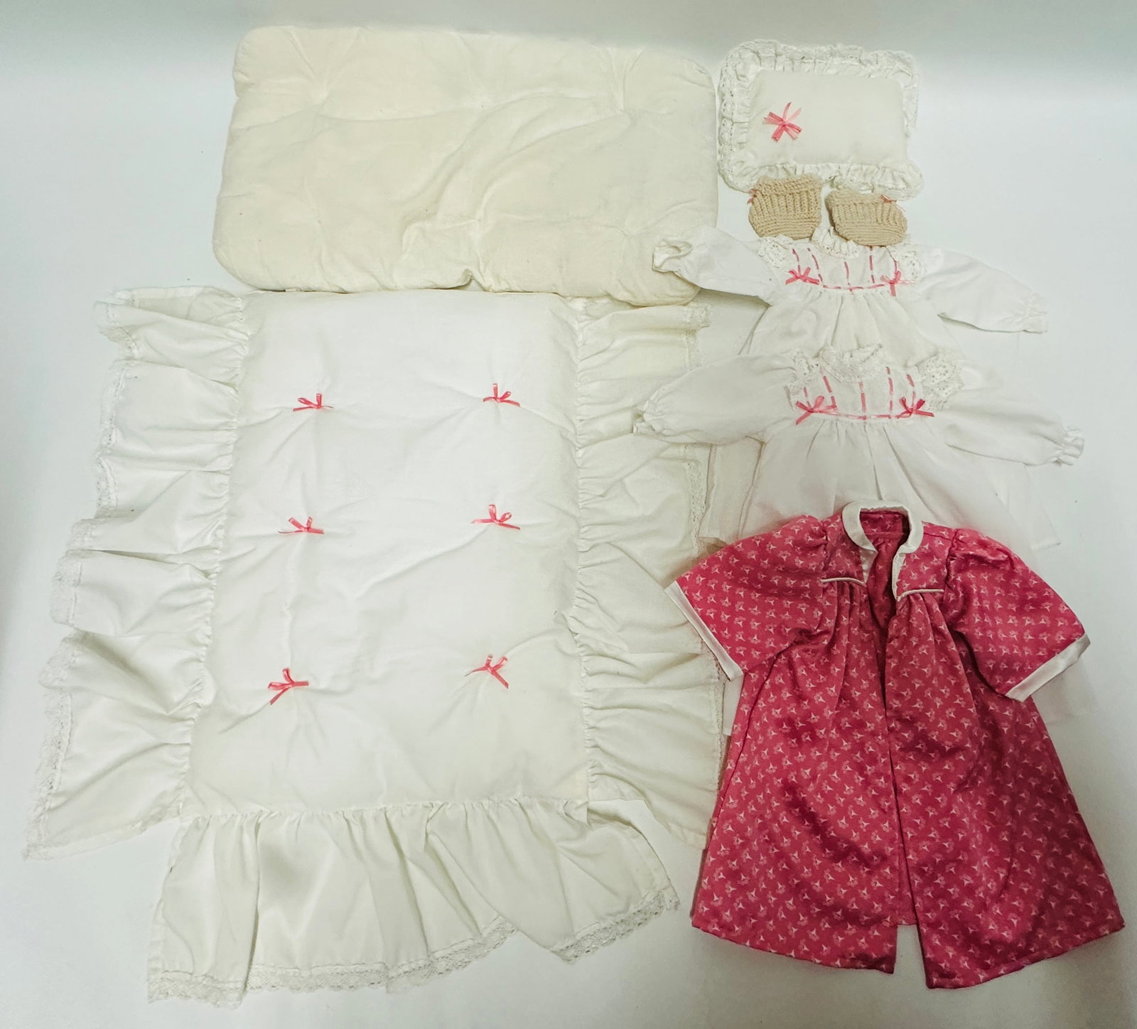 American Girl Doll Samantha Kimono Robe, Nightgown and Bedding: American Girl Doll Samantha Kimono Robe, Nightgown and Bedding ------------------ please review all pictures carefully because they are part of the description and show condition issues if any -------