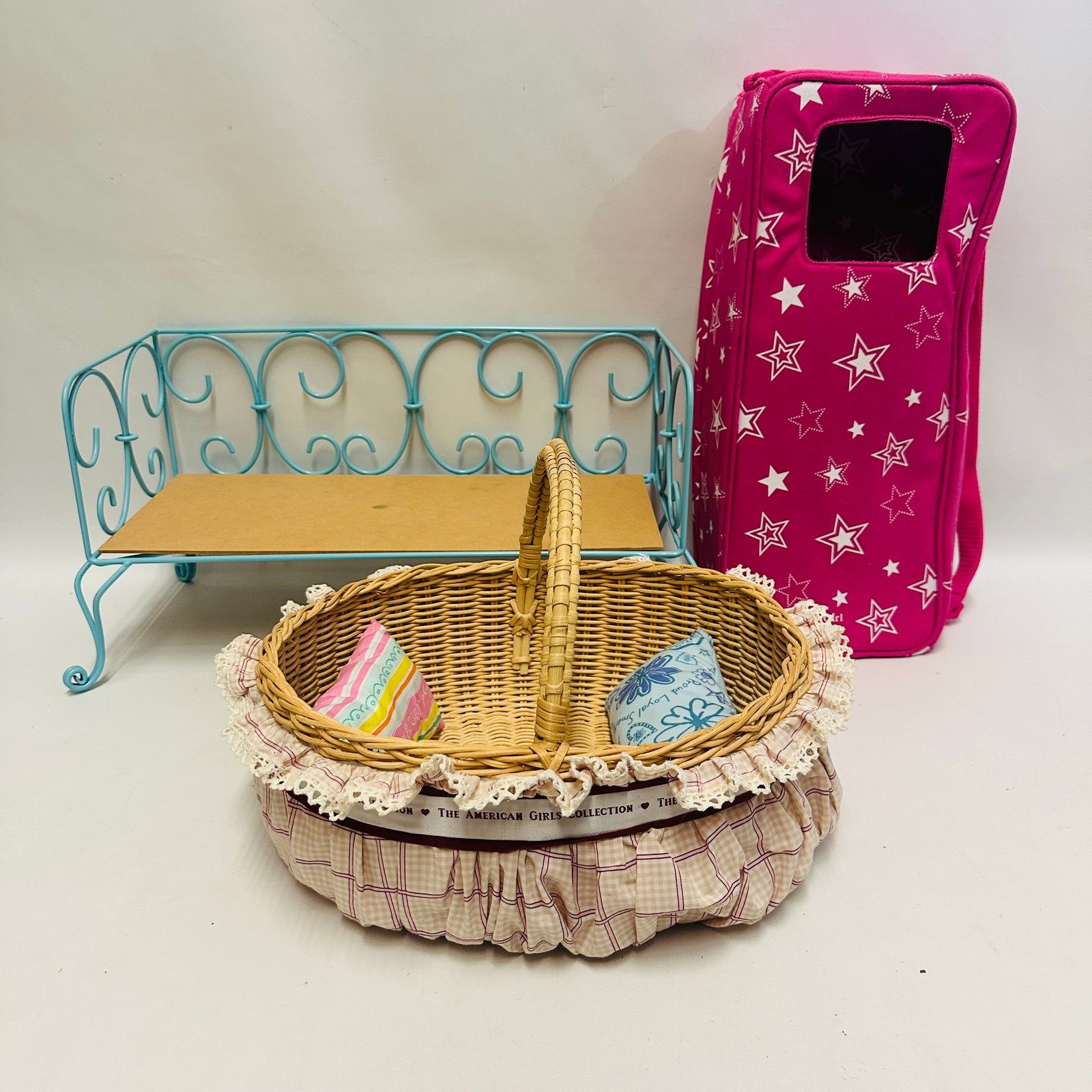 American Girl Daybed, Doll Carrier and Basket: American Girl Daybed, Doll Carrier and Basket ------------------ please review all pictures carefully because they are part of the description and show condition issues if any ------------------ pleas