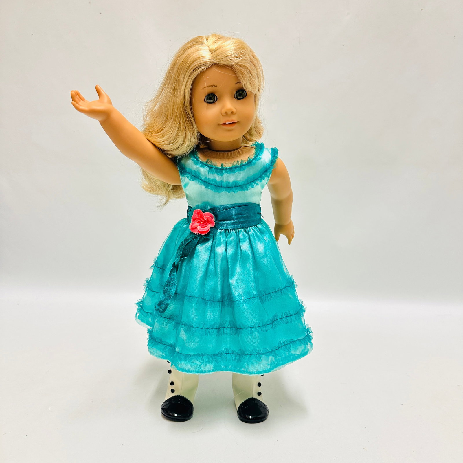 American Girl Doll Lanie Holland: American Girl Doll Lanie Holland ------------------ please review all pictures carefully because they are part of the description and show condition issues if any ------------------ please consider th