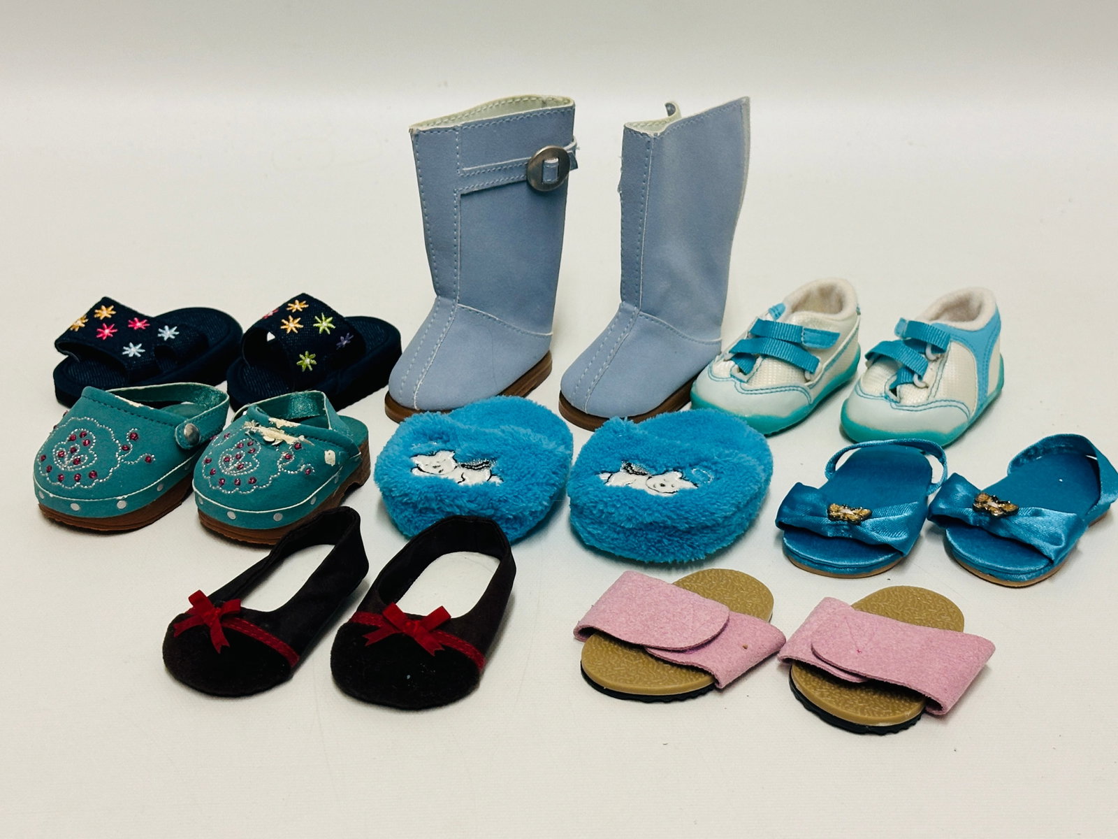 American Girl Doll of Today Boots and Shoes Grouping: American Girl Doll of Today Boots and Shoes Grouping ------------------ please review all pictures carefully because they are part of the description and show condition issues if any -----------------