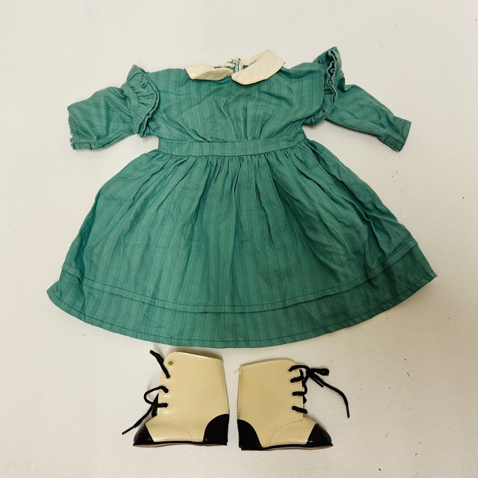 American Girl Doll Kirsten Work Dress and Two-Tone Boots: American Girl Doll Kirsten Work Dress and Two-Tone Boots ------------------ please review all pictures carefully because they are part of the description and show condition issues if any -------------