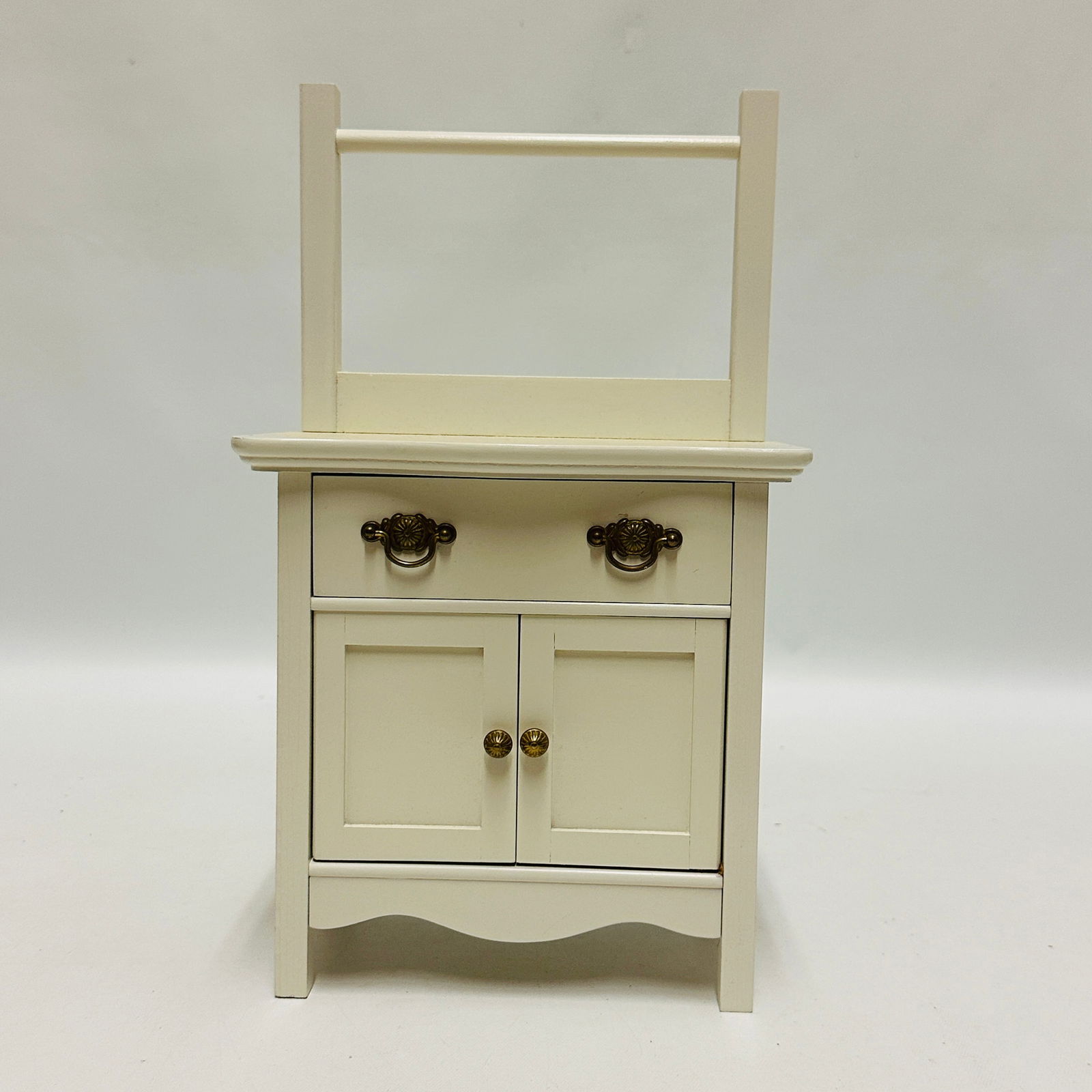 American Girl Doll Samantha Commode: American Girl Doll Samantha Commode ------------------ please review all pictures carefully because they are part of the description and show condition issues if any ------------------ please consider