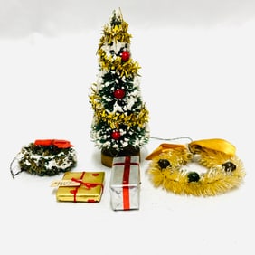 Tabletop Christmas Tree, Wreaths and Gifts