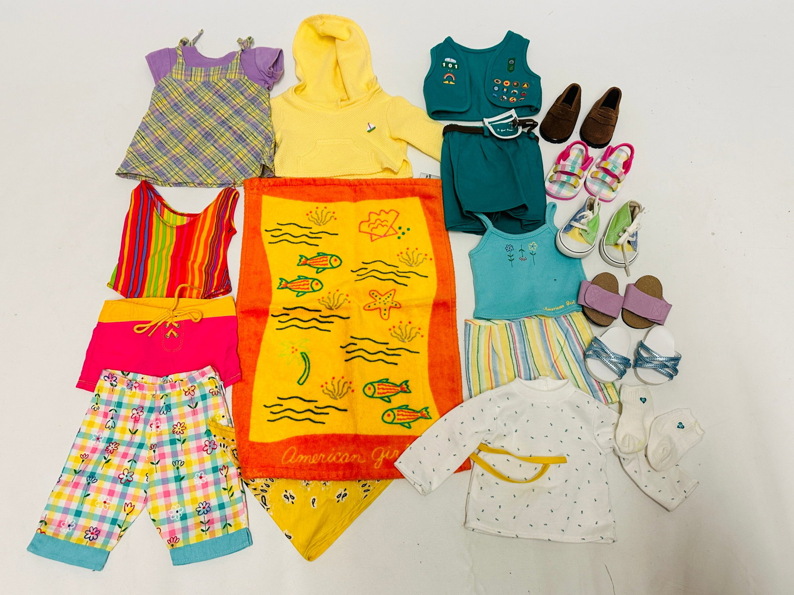 American Girl Doll of Today Spring,Summer Outfits and Girl Scout: American Girl Doll of Today Spring,Summer Outfits and Girl Scout ------------------ please review all pictures carefully because they are part of the description and show condition issues if any -----